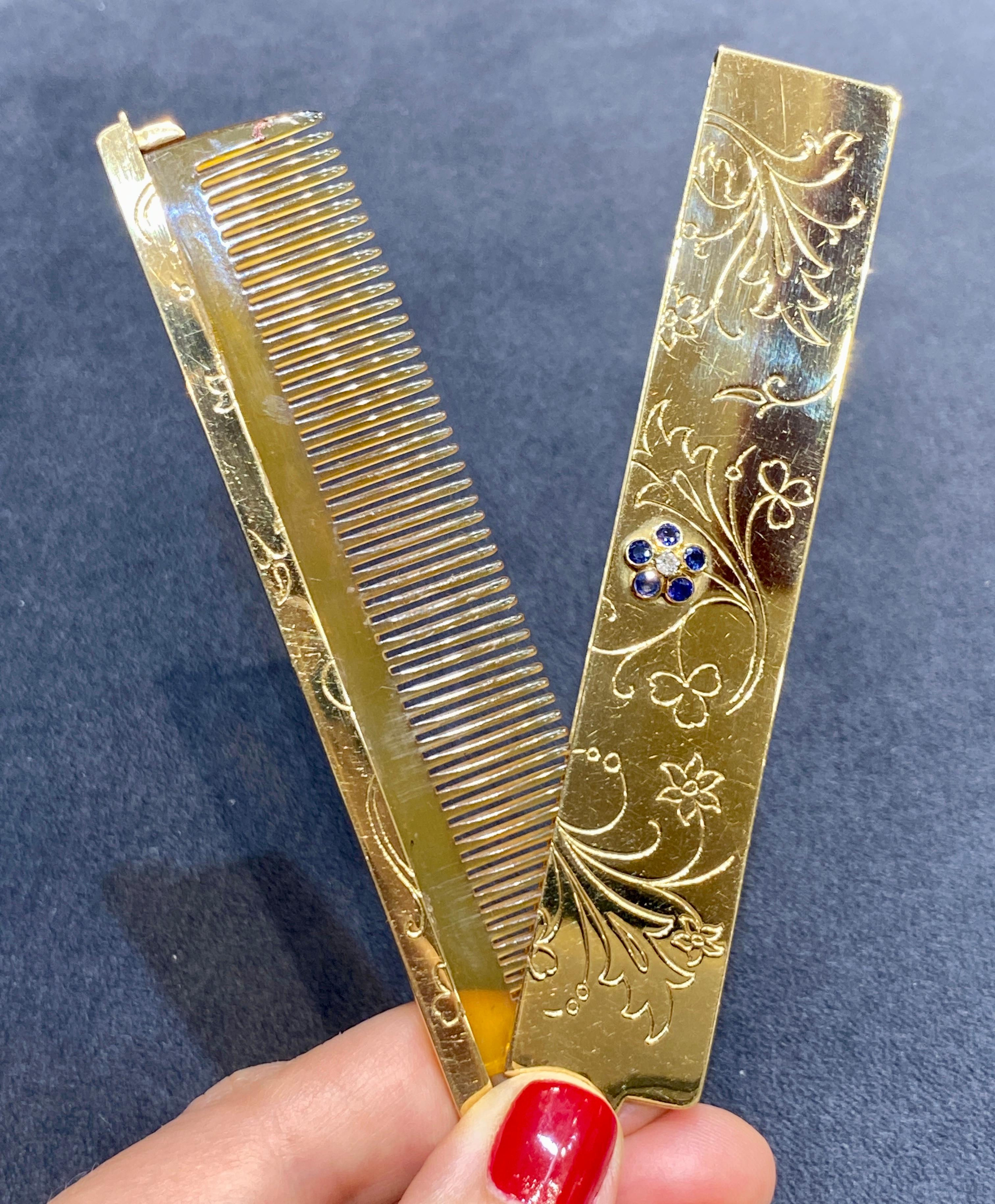 Ce charmant peigne de poche Van Cleef & Arpels des années 1940 est en or jaune 18 carats. Il est orné d'un motif floral gravé au recto et au verso et d'une fleur centrale composée d'un petit diamant de taille ronde et de saphirs de taille ronde.