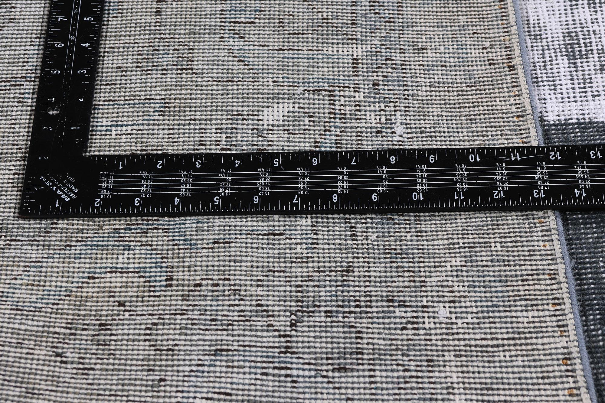 20ième siècle Tapis crâne délavé vintage délavé inspiré par Alexander McQueen en vente