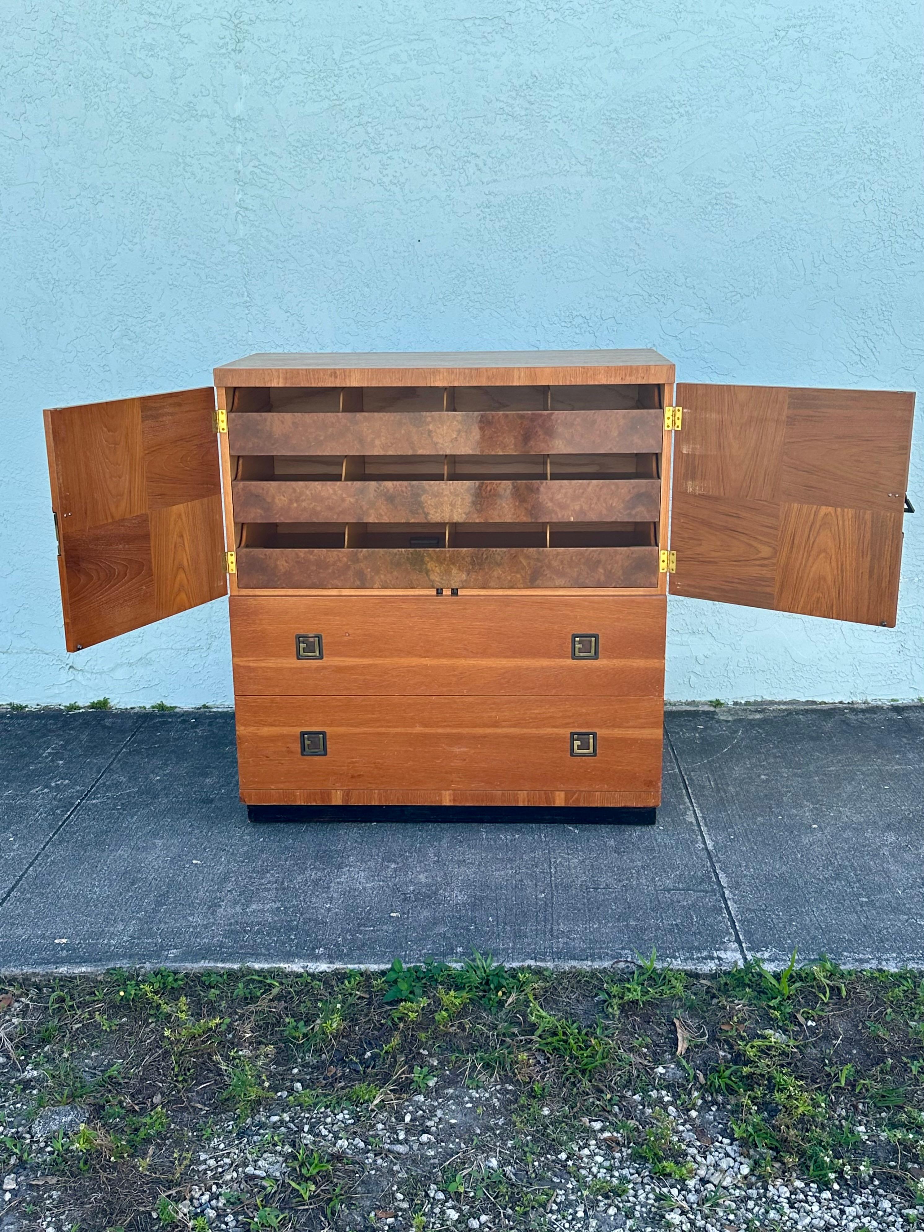 Commode haute commode haute Vanleigh des années 1940 en bois de ronce exotique sur roulettes en vente 4