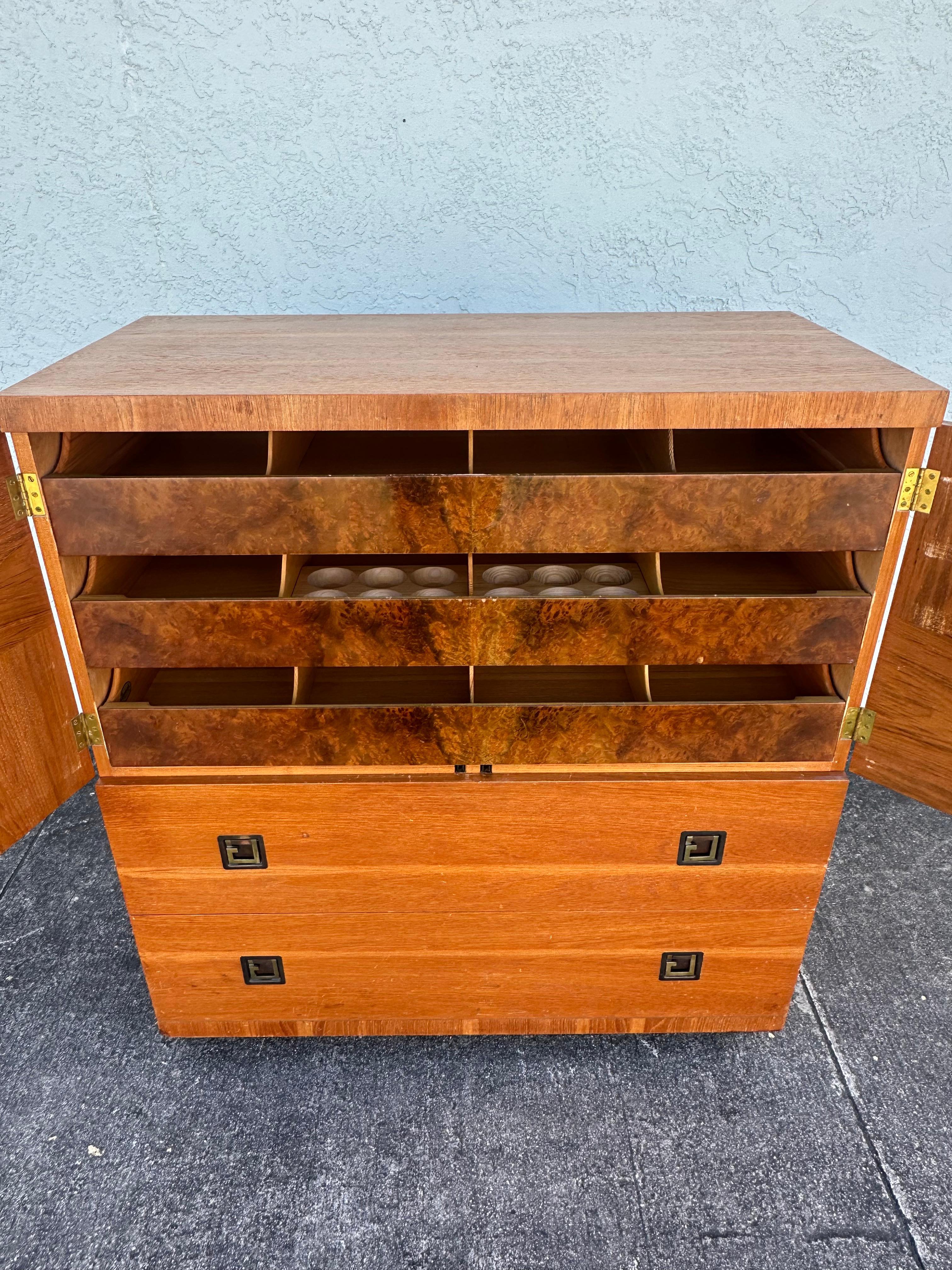 Commode haute commode haute Vanleigh des années 1940 en bois de ronce exotique sur roulettes en vente 5