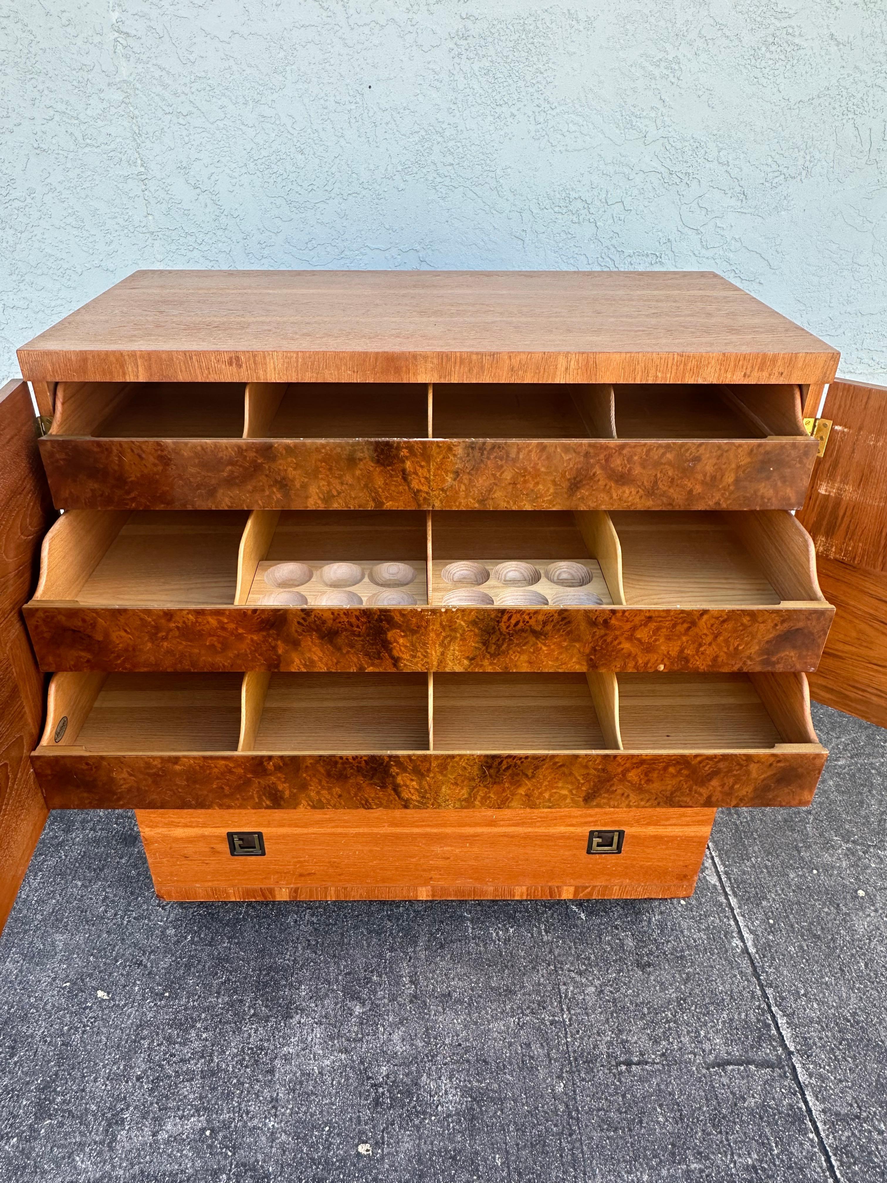 Commode haute commode haute Vanleigh des années 1940 en bois de ronce exotique sur roulettes en vente 6