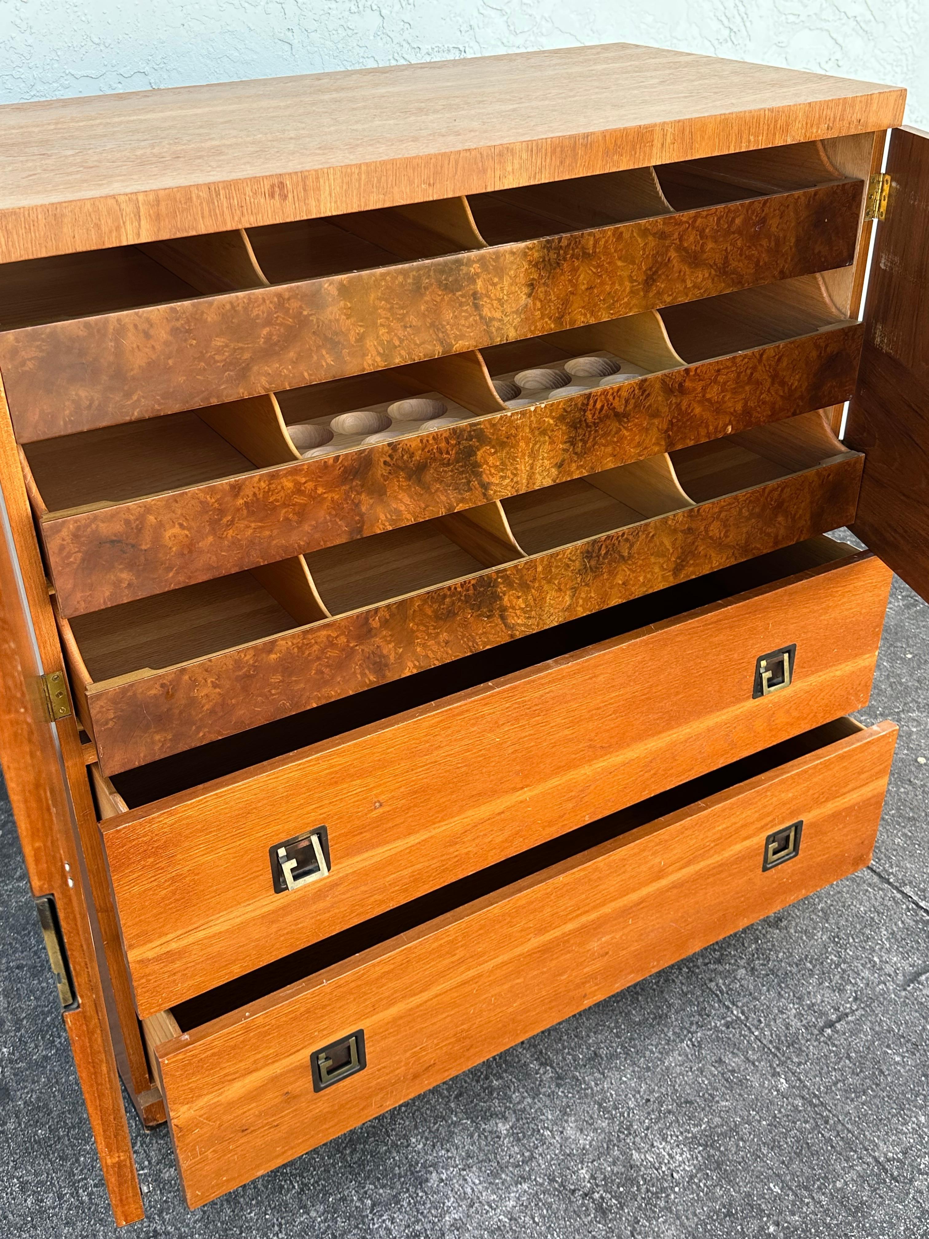 Commode haute commode haute Vanleigh des années 1940 en bois de ronce exotique sur roulettes en vente 7