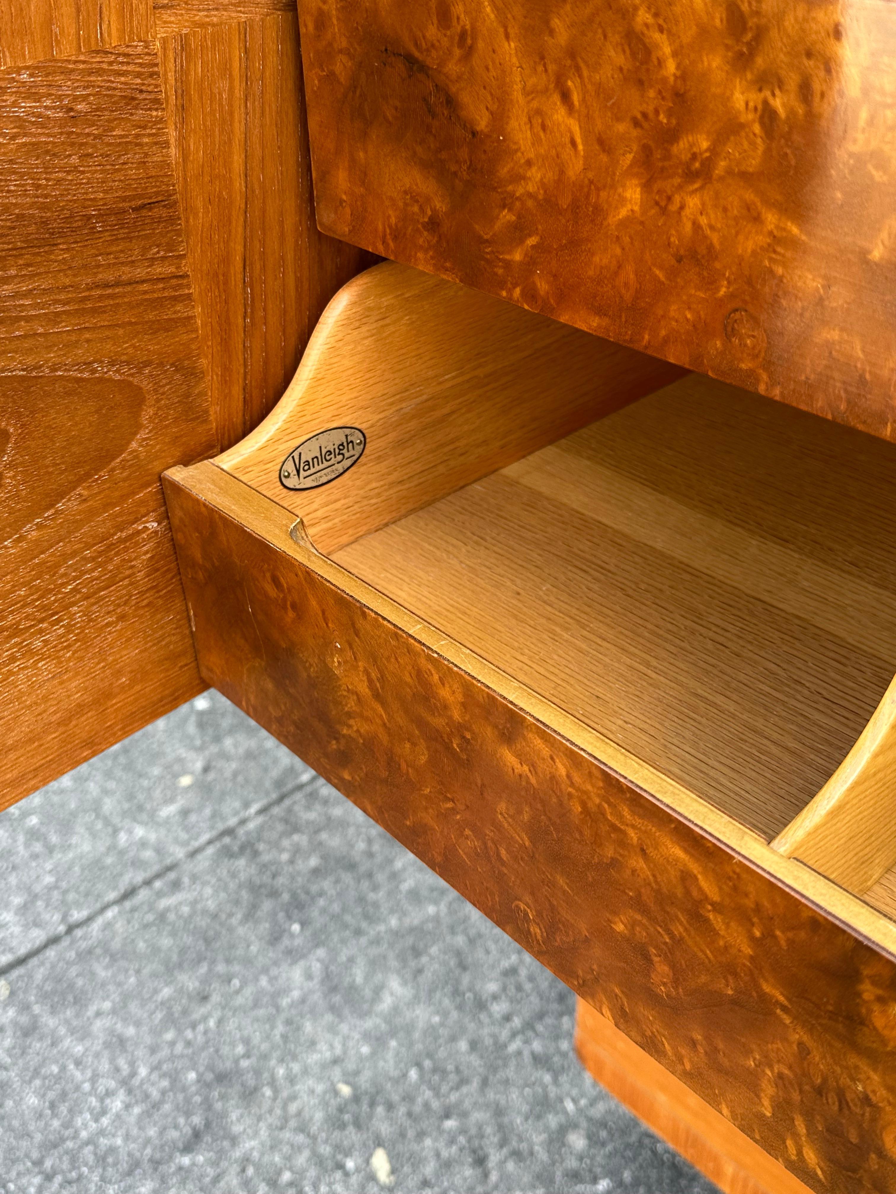 Commode haute commode haute Vanleigh des années 1940 en bois de ronce exotique sur roulettes en vente 8