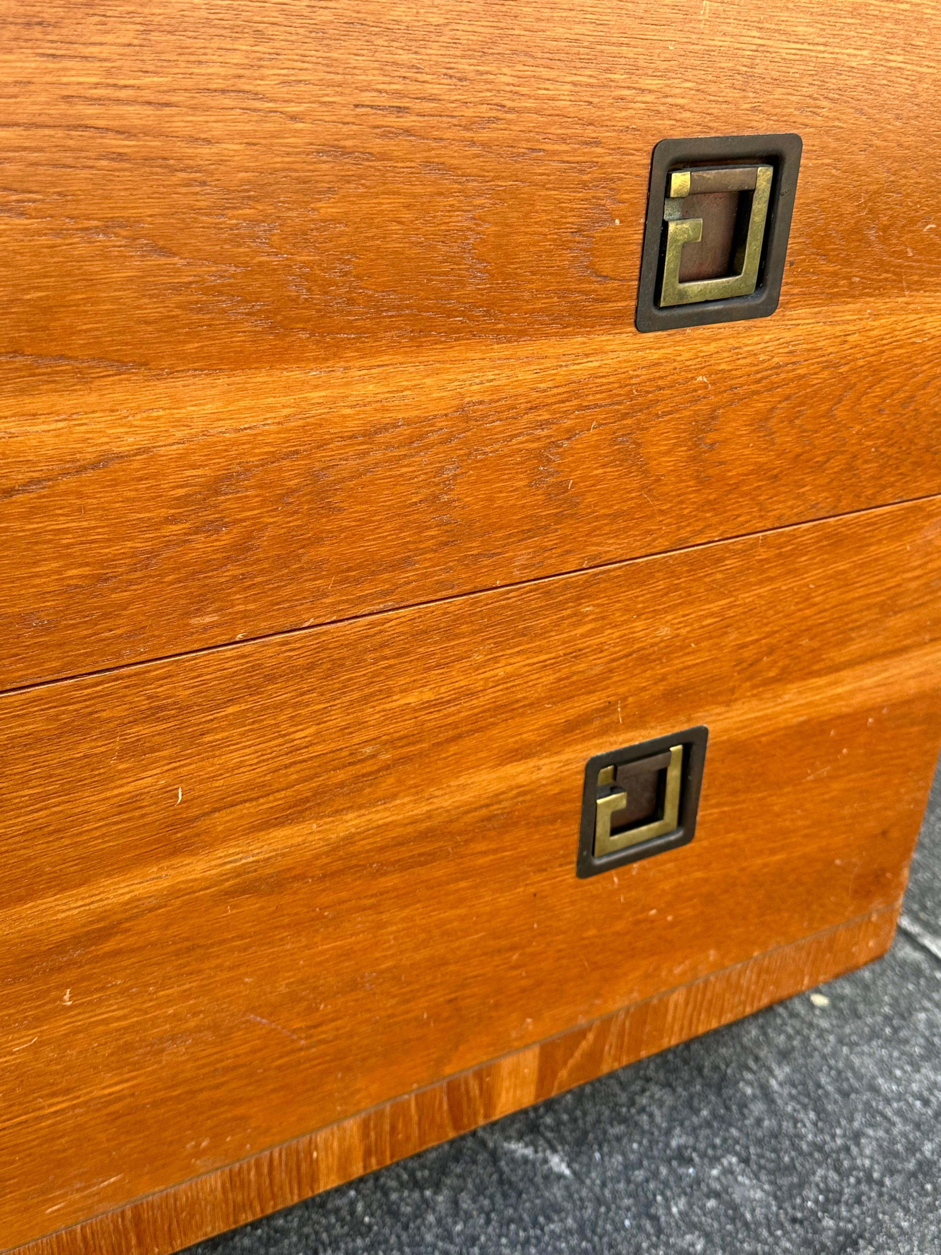 Commode haute commode haute Vanleigh des années 1940 en bois de ronce exotique sur roulettes en vente 10