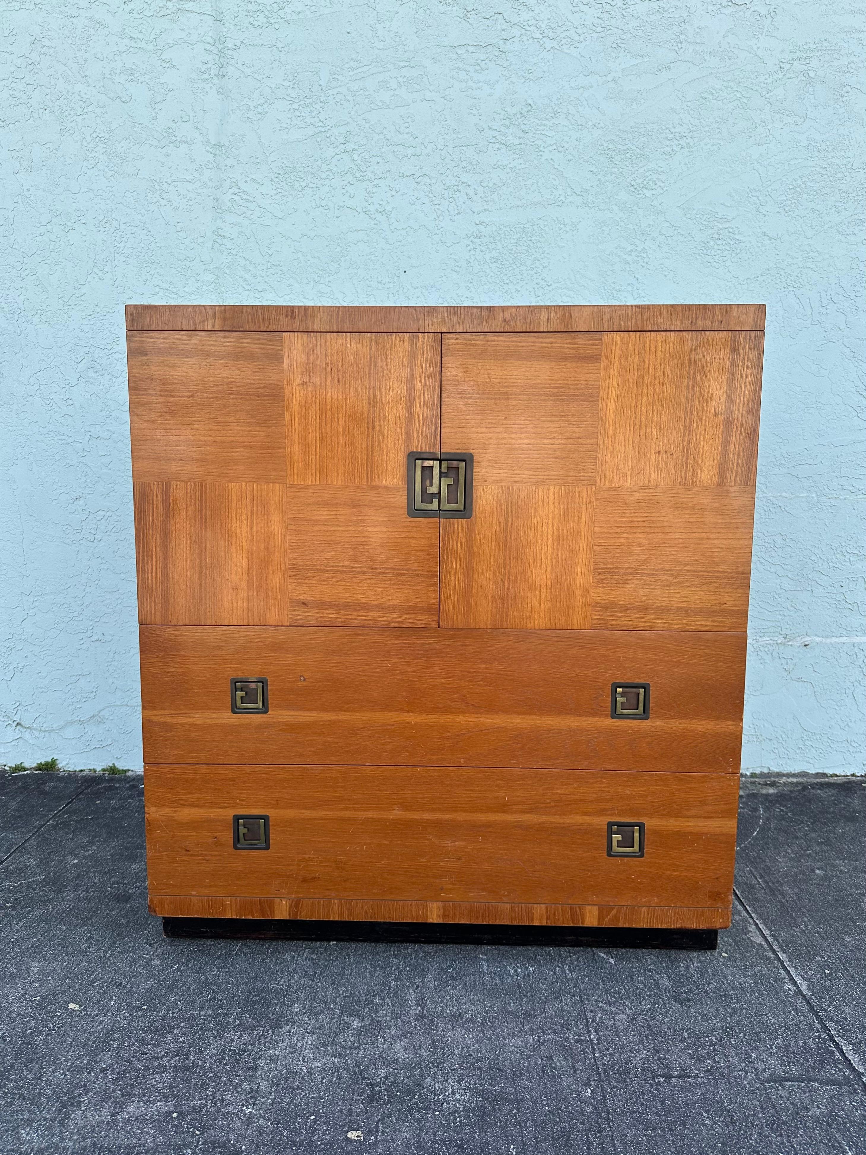 Nous vous proposons ici l'un des cabinets les plus étonnants et les plus rares que vous puissiez espérer trouver. Le design est remarquable partout. Ce magnifique coffre est une pièce d'apparat qui regorge de personnalité ! Il suffit de regarder les