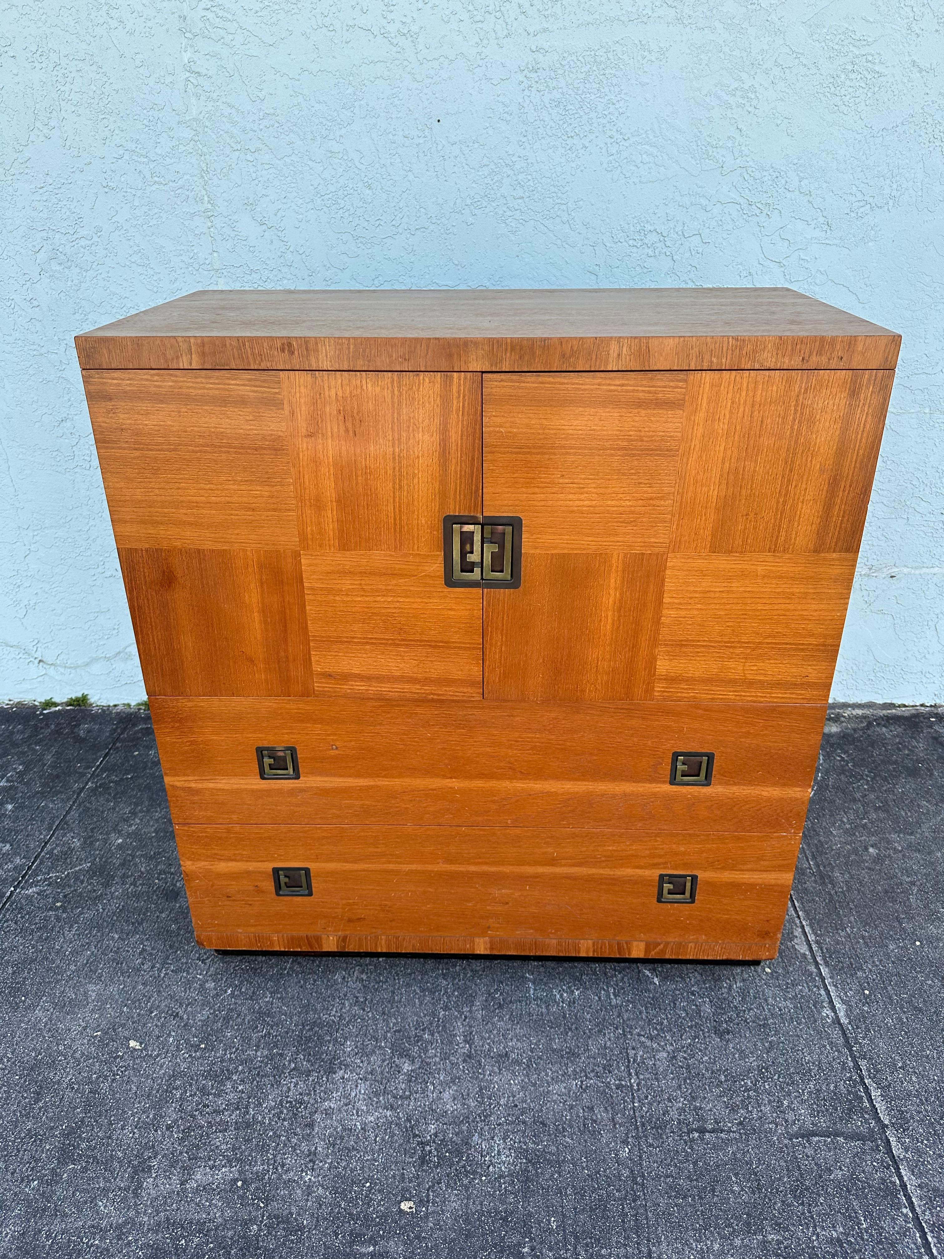 Mid-Century Modern Commode haute commode haute Vanleigh des années 1940 en bois de ronce exotique sur roulettes en vente