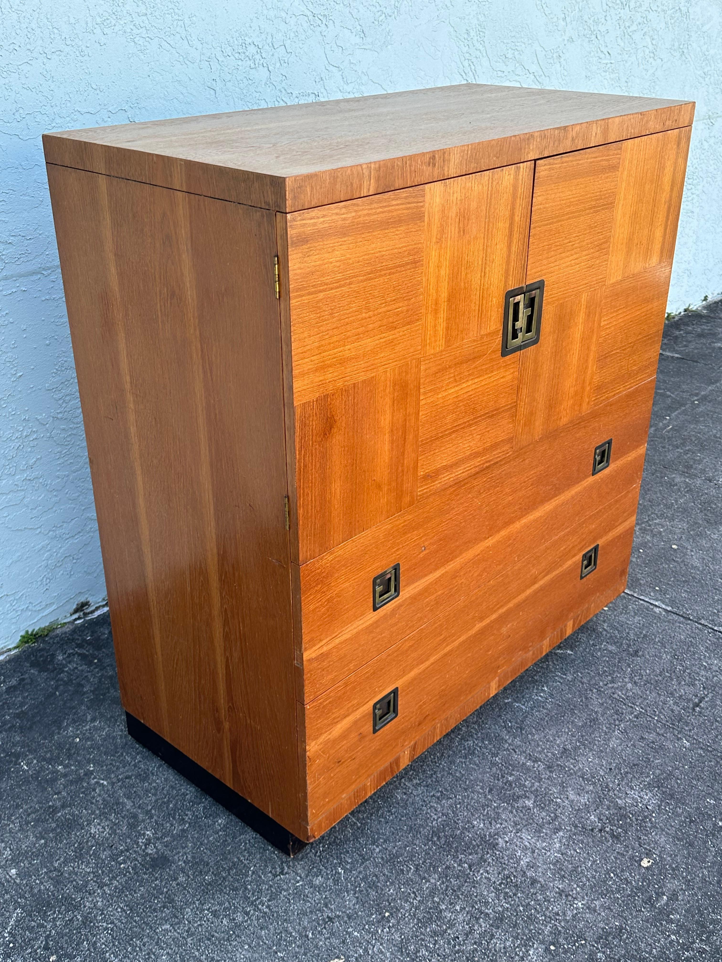 Nord-américain Commode haute commode haute Vanleigh des années 1940 en bois de ronce exotique sur roulettes en vente