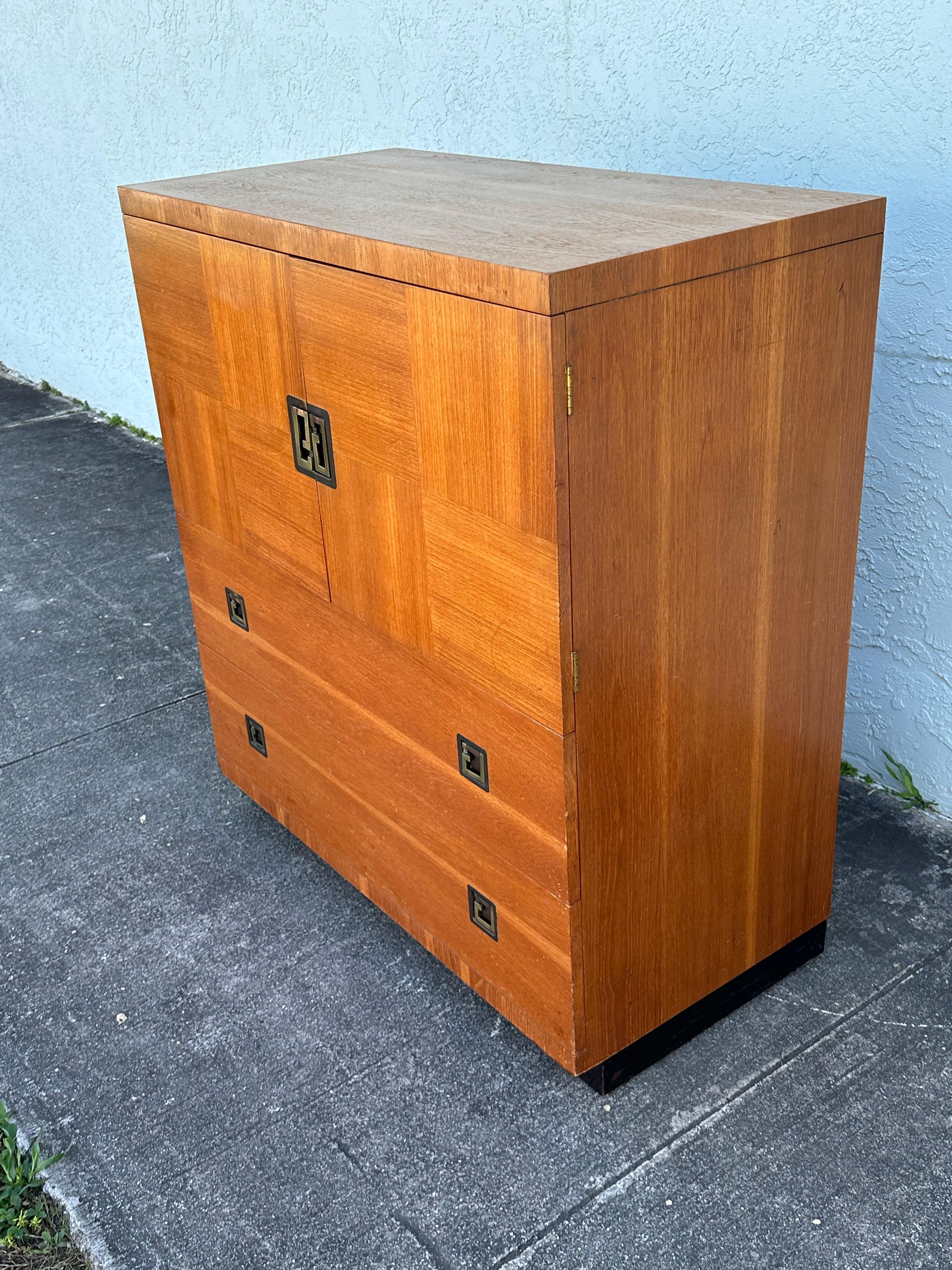 Commode haute commode haute Vanleigh des années 1940 en bois de ronce exotique sur roulettes Bon état - En vente à Fort Lauderdale, FL