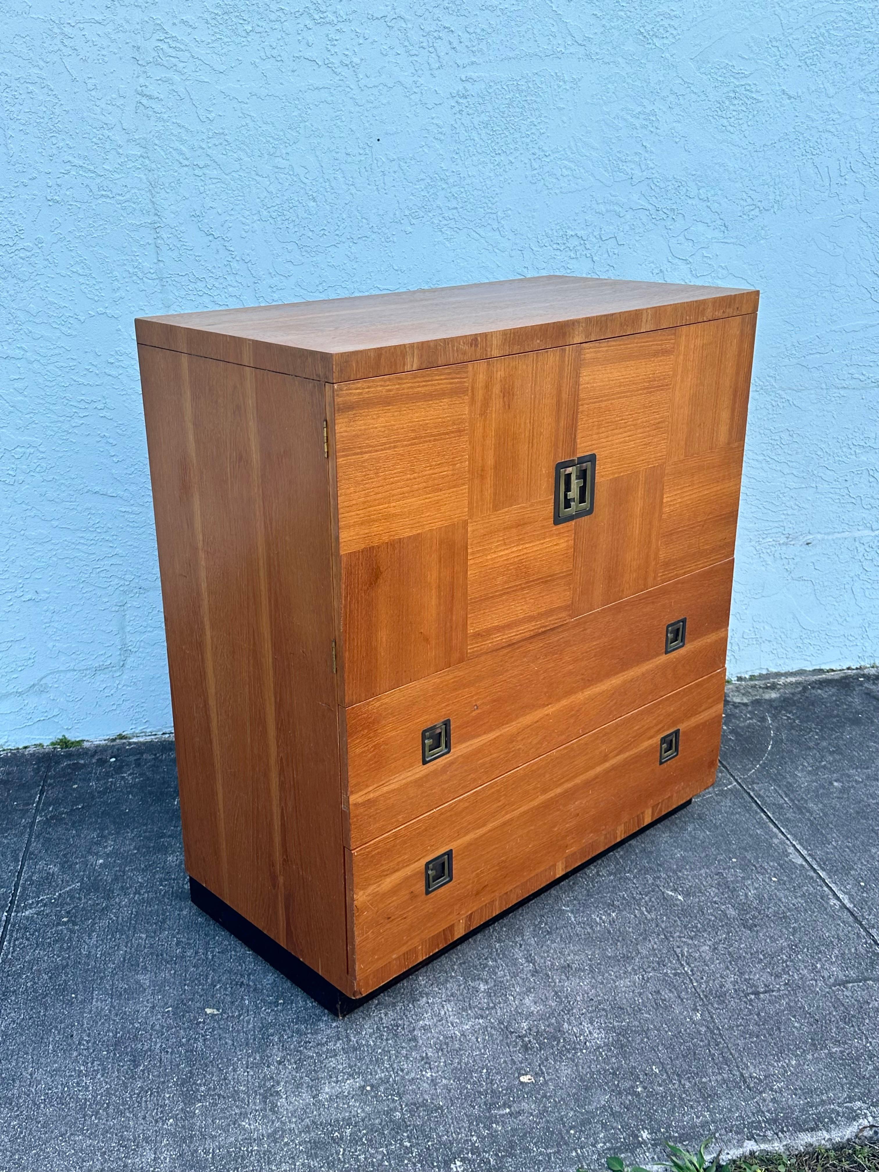 Milieu du XXe siècle Commode haute commode haute Vanleigh des années 1940 en bois de ronce exotique sur roulettes en vente