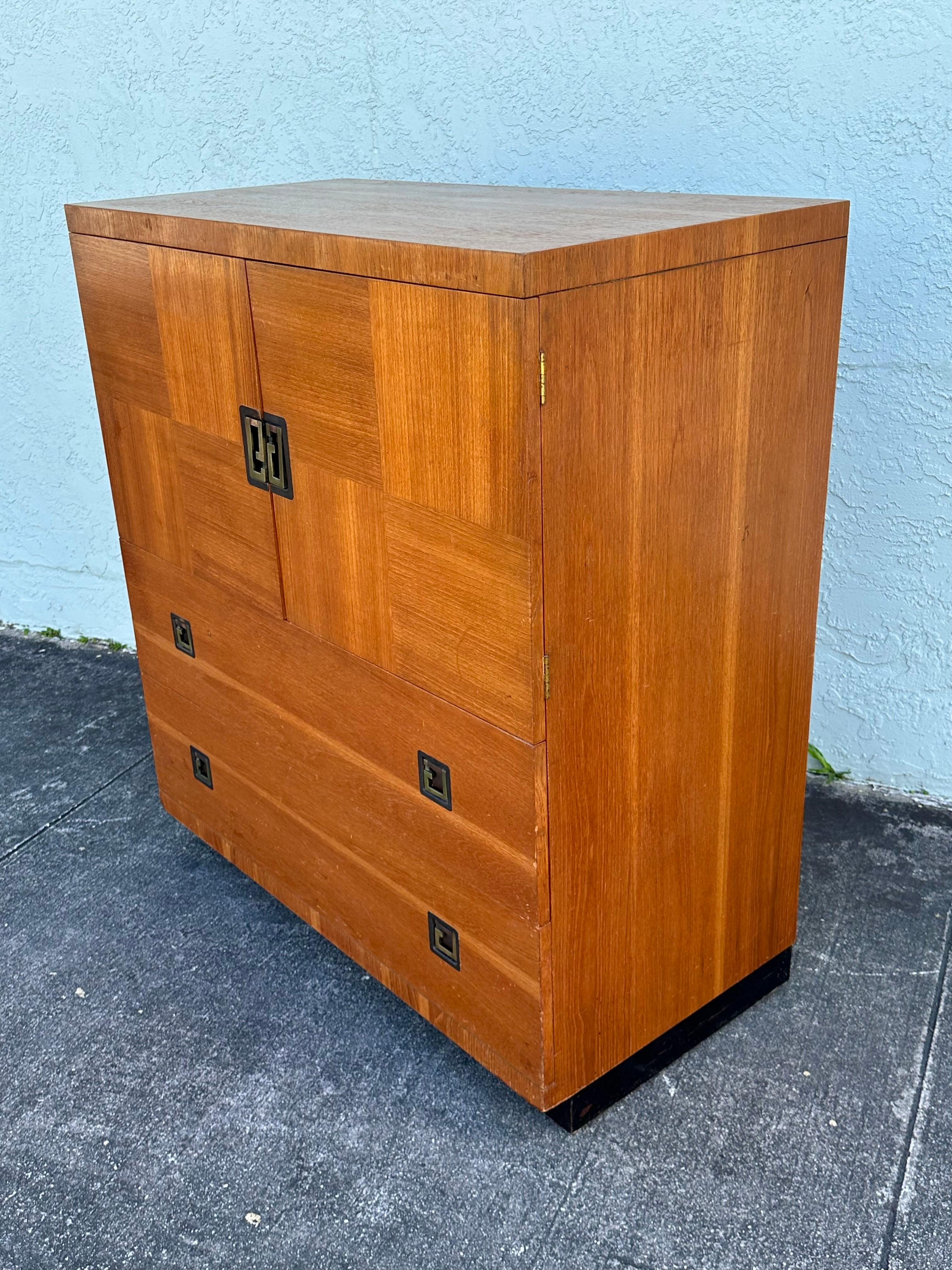 Commode haute commode haute Vanleigh des années 1940 en bois de ronce exotique sur roulettes en vente 1