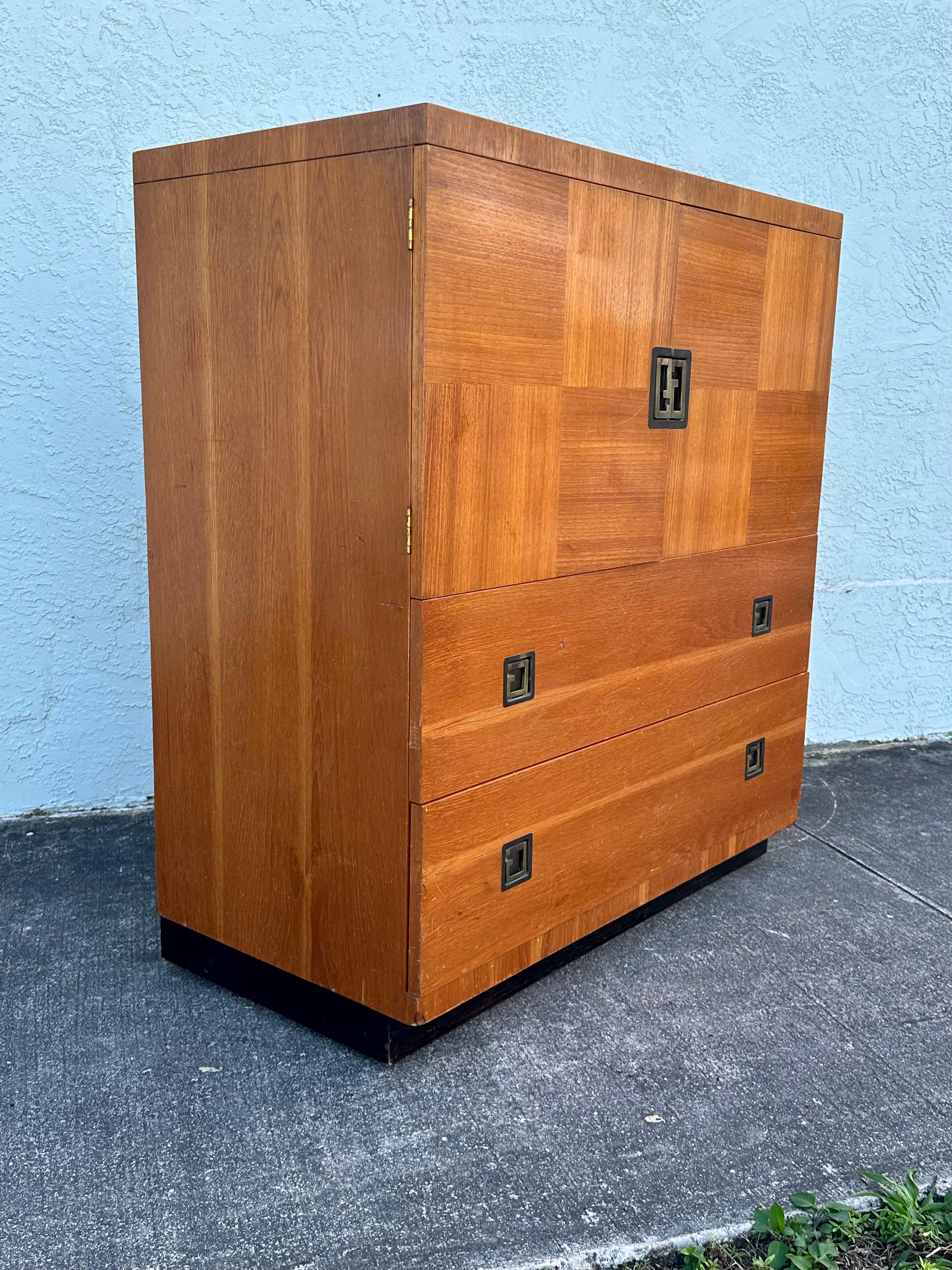 Commode haute commode haute Vanleigh des années 1940 en bois de ronce exotique sur roulettes en vente 2