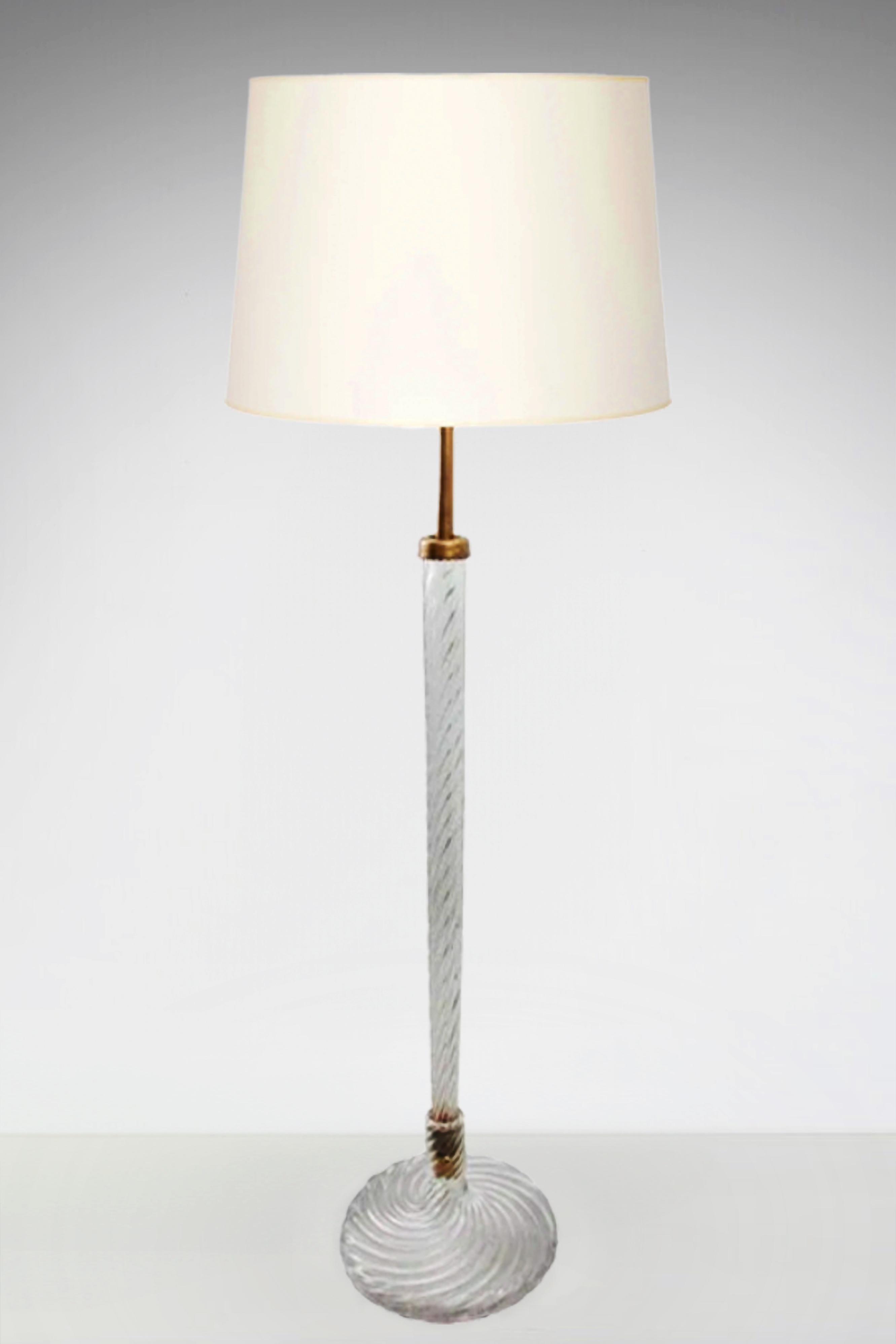 Lampadaire italien en verre clair nervuré torsadé de Murano avec détails en laiton et  deux prises de chaîne de traction .  Cette lampe, attribuée à Carlo Scarpa et fabriquée par Venini, est publiée dans le catalogue Allemandi Venini, sous le numéro