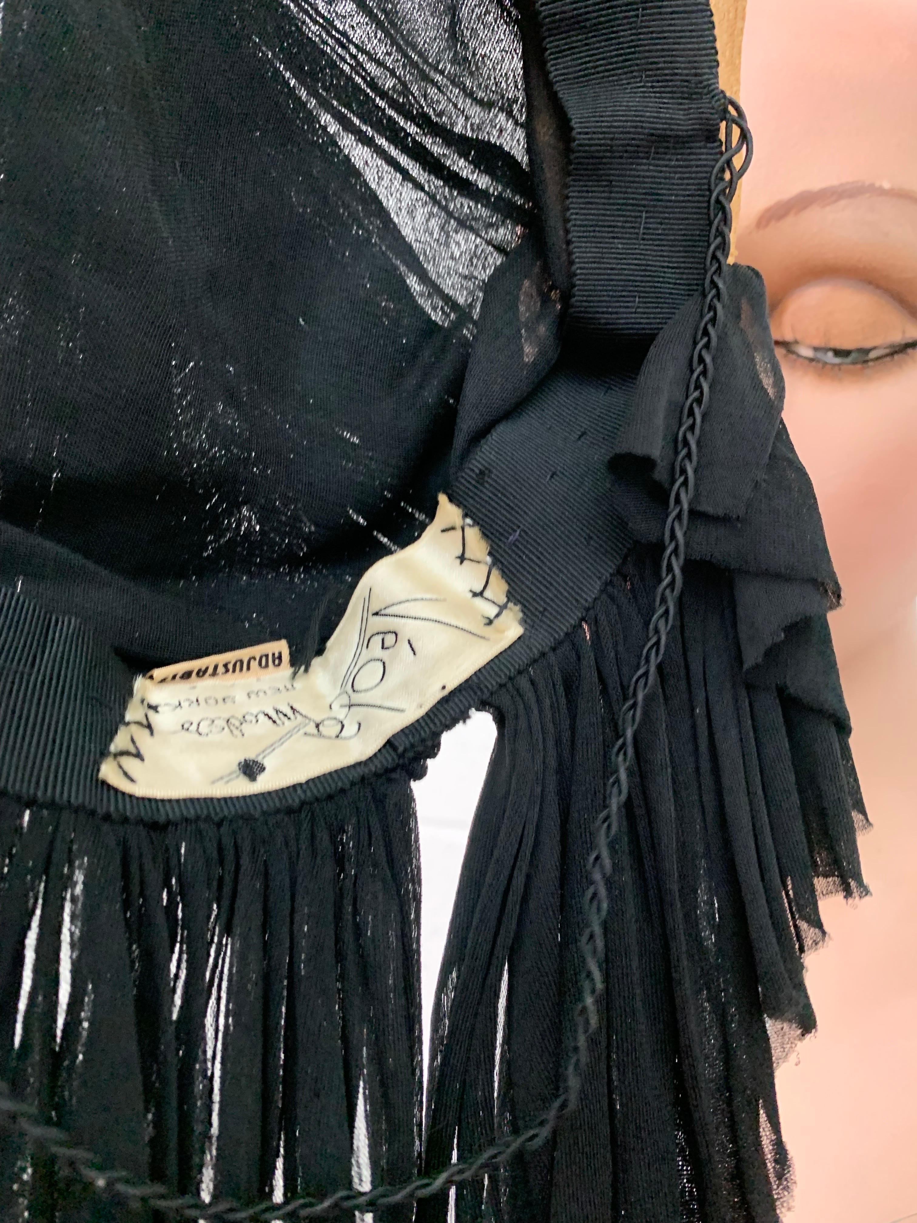 1940er Jahre Veola Modes Strohhut mit gerollter Krempe und kaskadenförmigem, schwarzem, mattem Jersey im Angebot 4