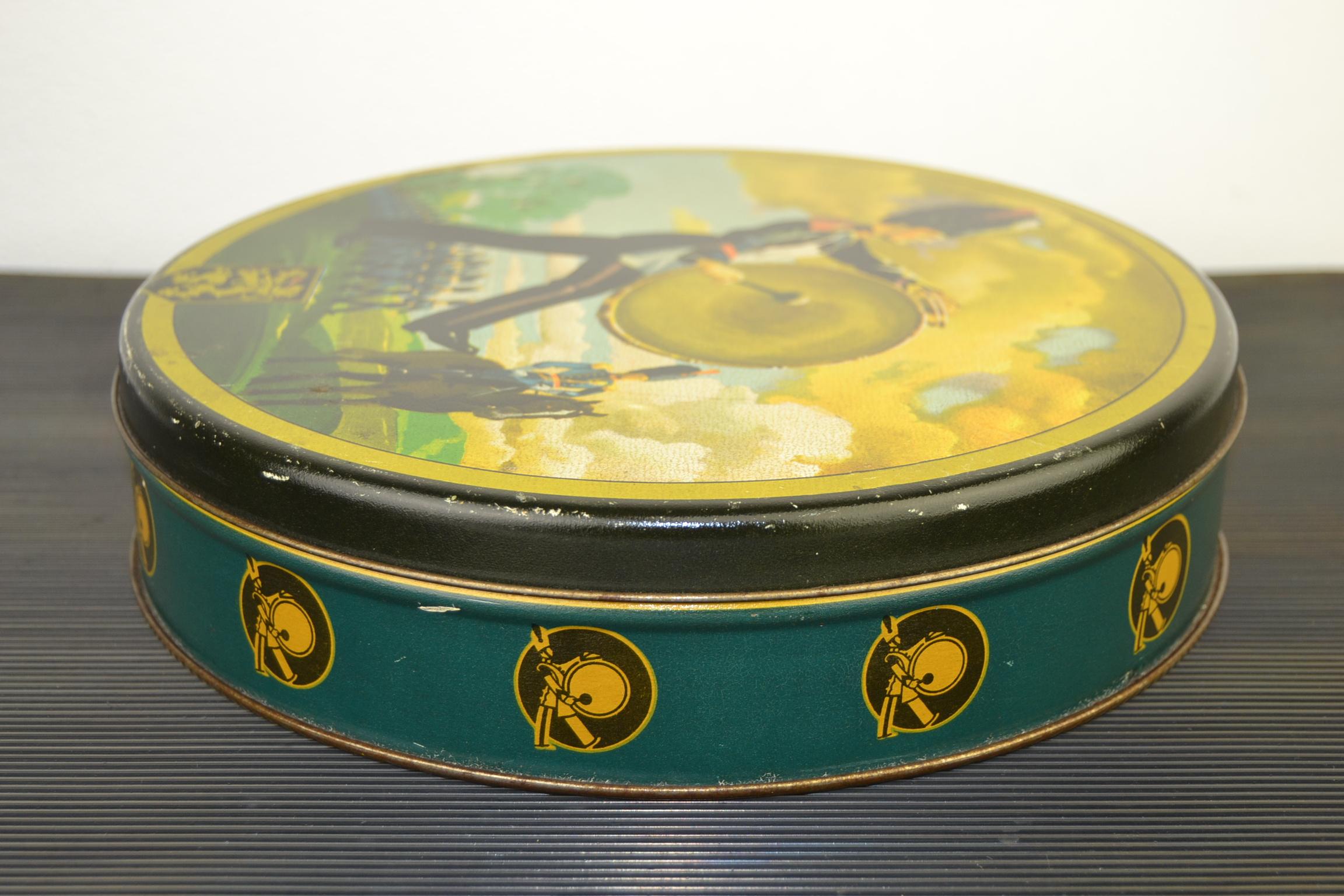1940s Victoria Biscuit and Chocolate Tin, Belgium For Sale 1