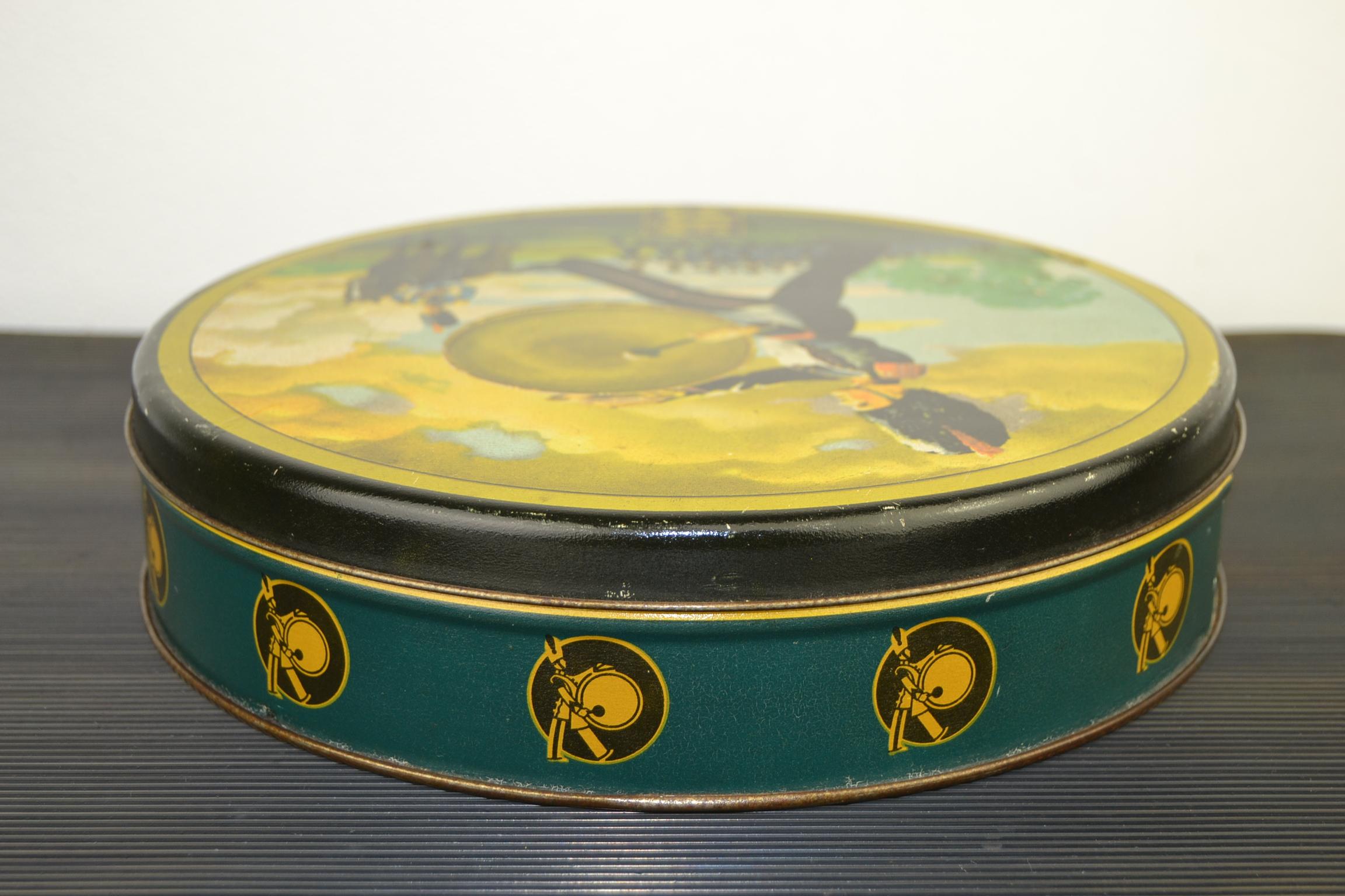 1940s Victoria Biscuit and Chocolate Tin, Belgium For Sale 2