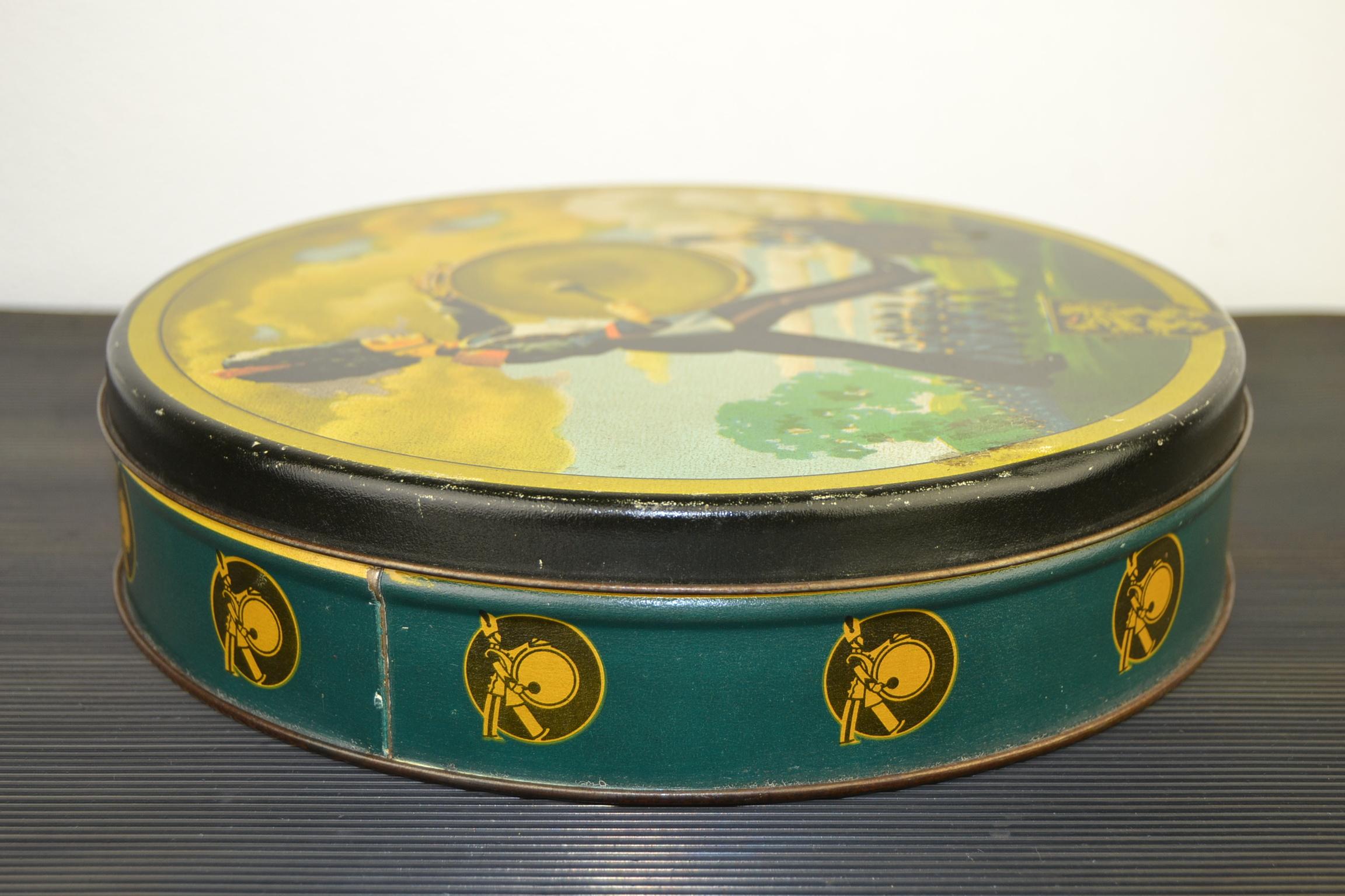 1940s Victoria Biscuit and Chocolate Tin, Belgium For Sale 3