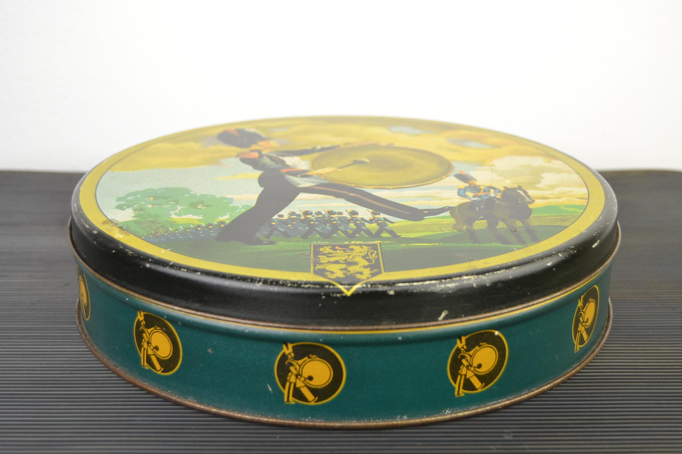 1940s Victoria Biscuit and Chocolate Tin, Belgium For Sale 4