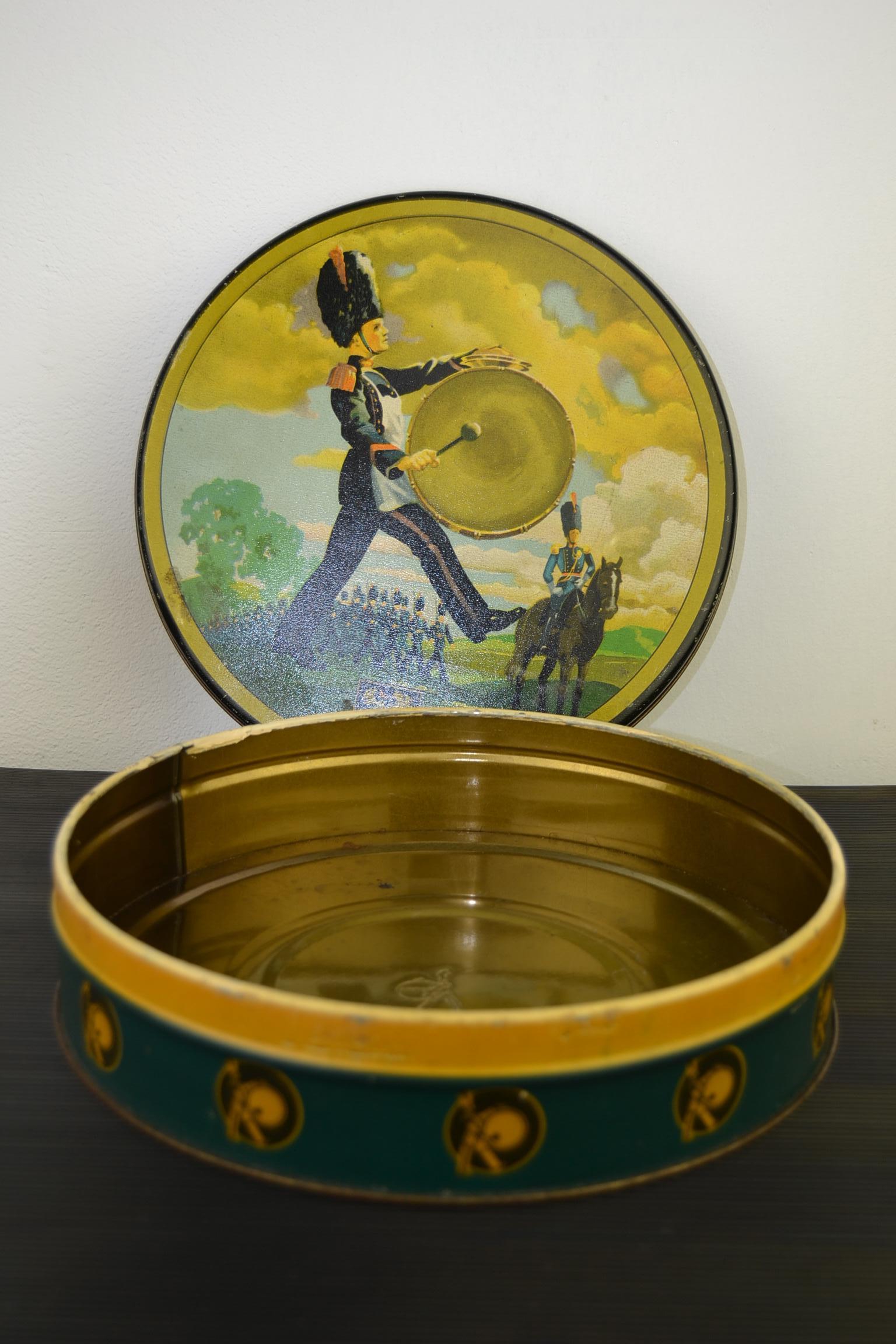 1940s Victoria Biscuit and Chocolate Tin, Belgium For Sale 9