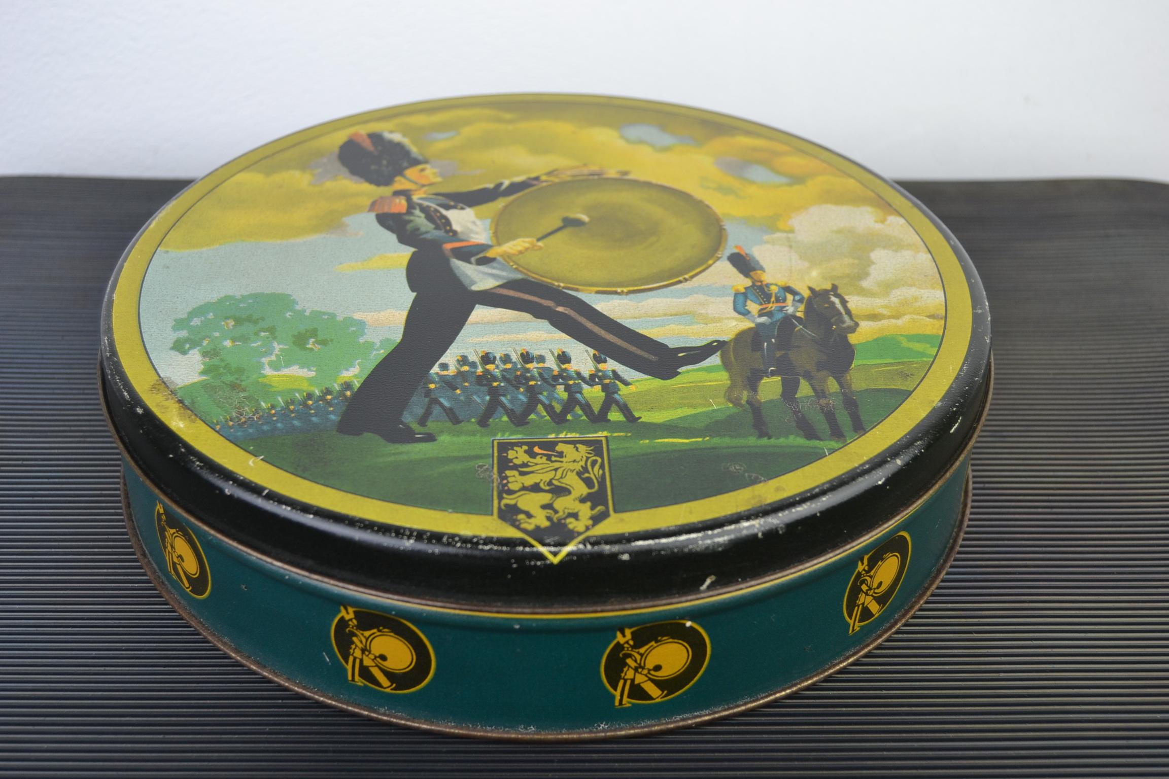 1940s Victoria Biscuit and Chocolate Tin, Belgium For Sale 10