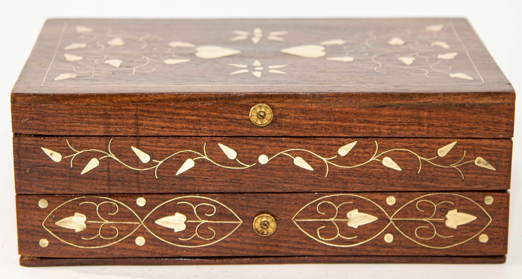 1940s Victorian Anglo Indian Box in Brass and Bone Inlaid In Good Condition In Moreno Valley, CA
