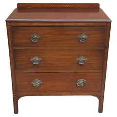 Cómoda de caoba con incrustaciones de madera satinada de estilo victoriano de los años 40