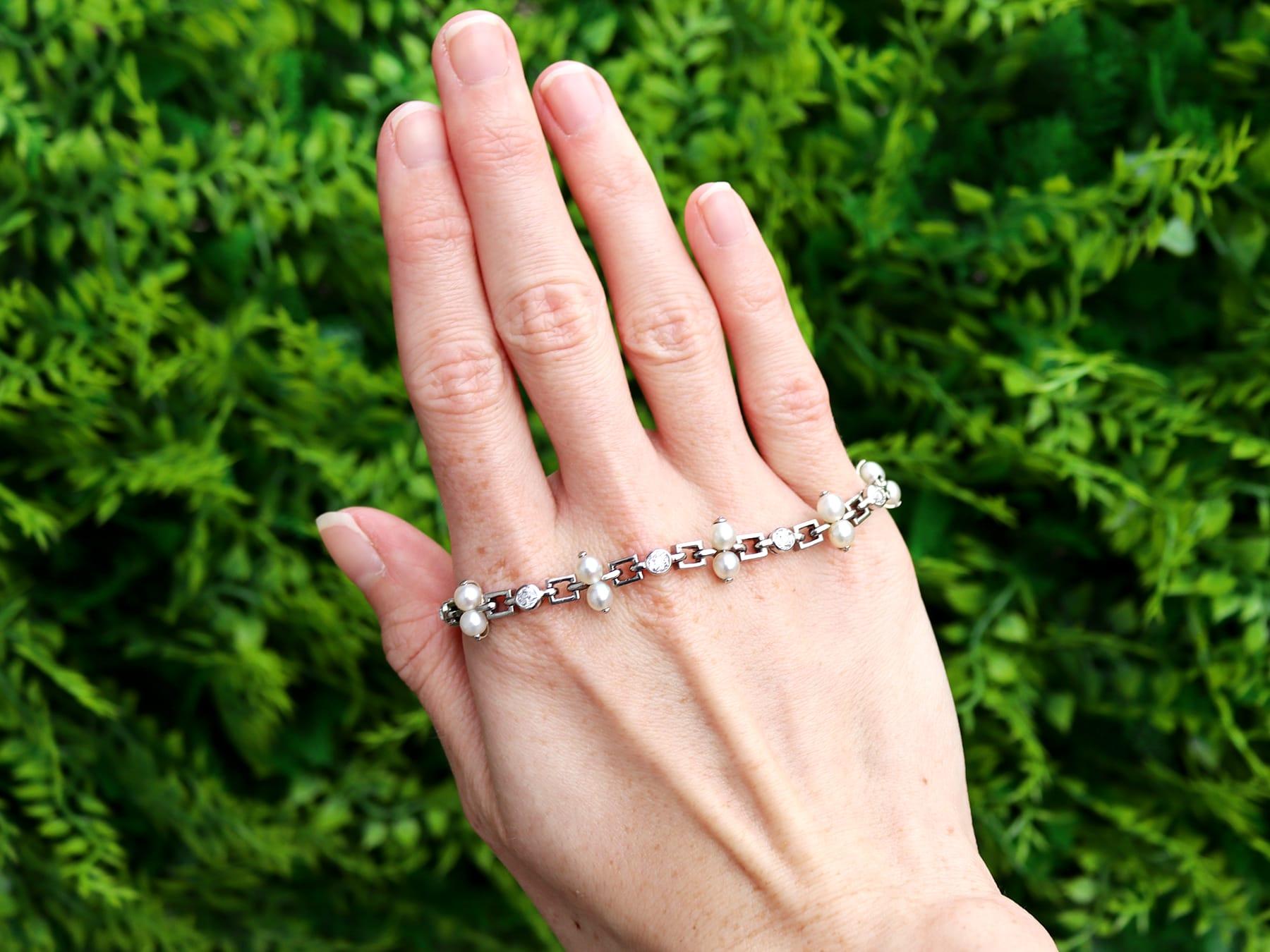 Excepcional, fino e impresionante brazalete vintage de platino con diamantes y perlas naturales de 0,82 quilates, de estilo Art Déco; forma parte de nuestras diversas colecciones de joyas vintage y joyas de herencia.

Esta excepcional, fina e