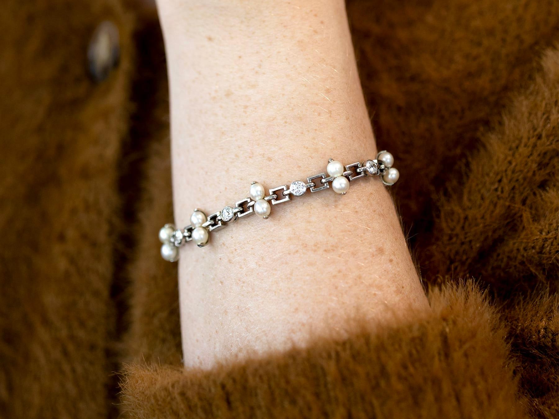1940 Vintage Pulsera de platino con diamantes de 0,82 quilates y perlas naturales Corte redondo en venta