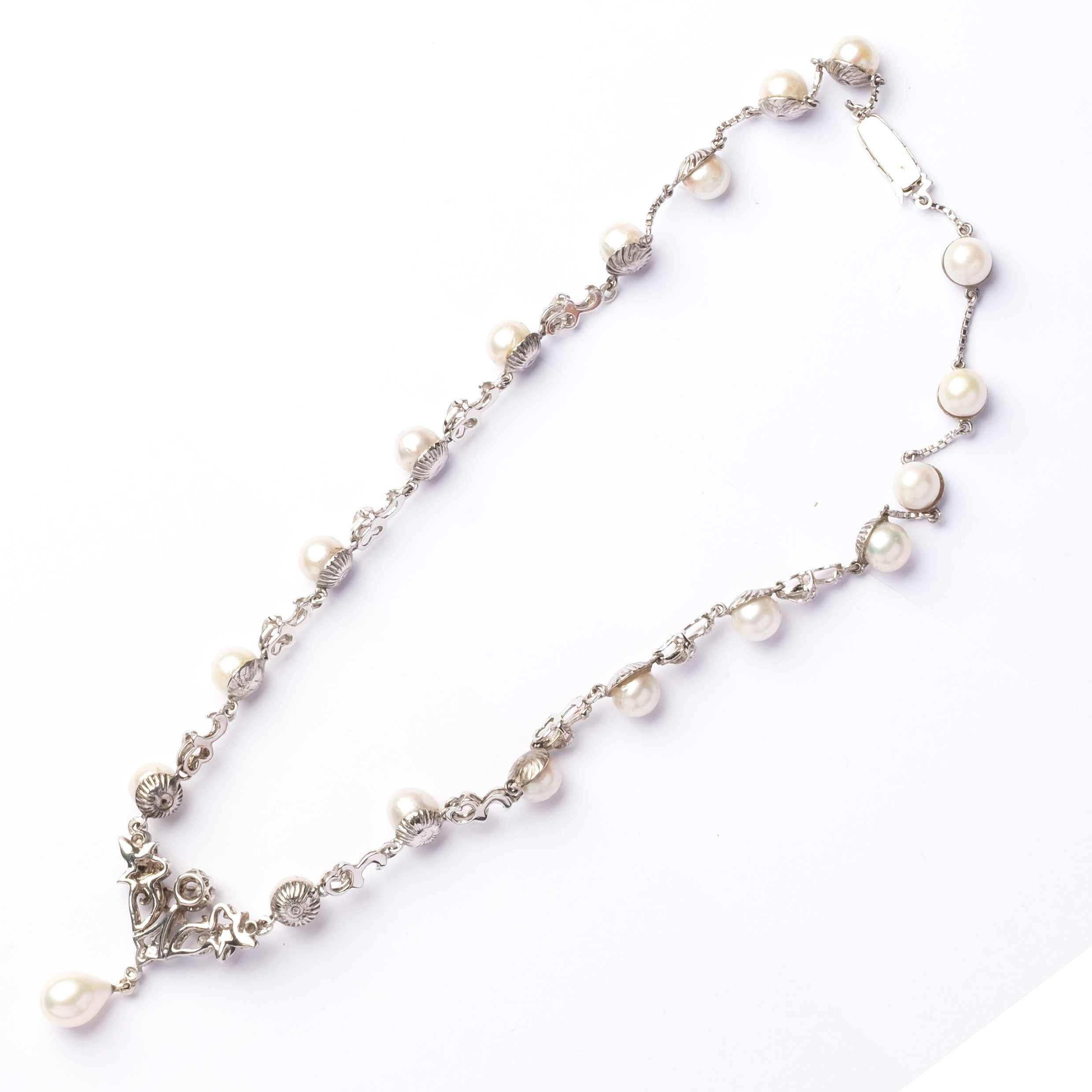 Taglio rotondo Collana vintage anni '40 in oro bianco 18 ct con perle coltivate giapponesi e diamanti in vendita
