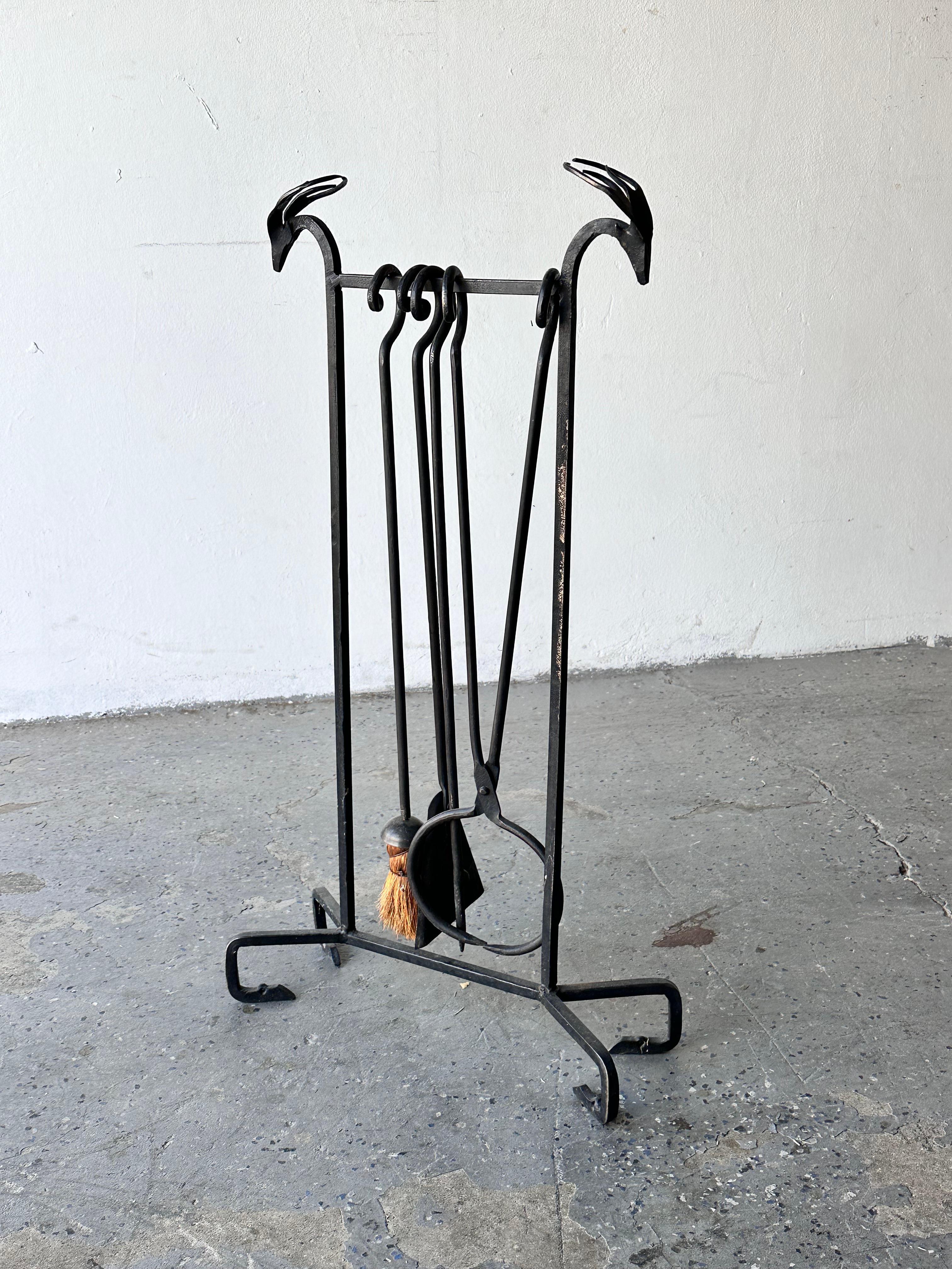 Vintage  Set d'outils de cheminée en fer forgé avec Stylized  Antilope Edouard Schenck Style

Fabriqués avec élégance et fonctionnalité, ces chenets en fer forgé présentent des formes stylisées.  des motifs de tête d'antilope, mettant en valeur la