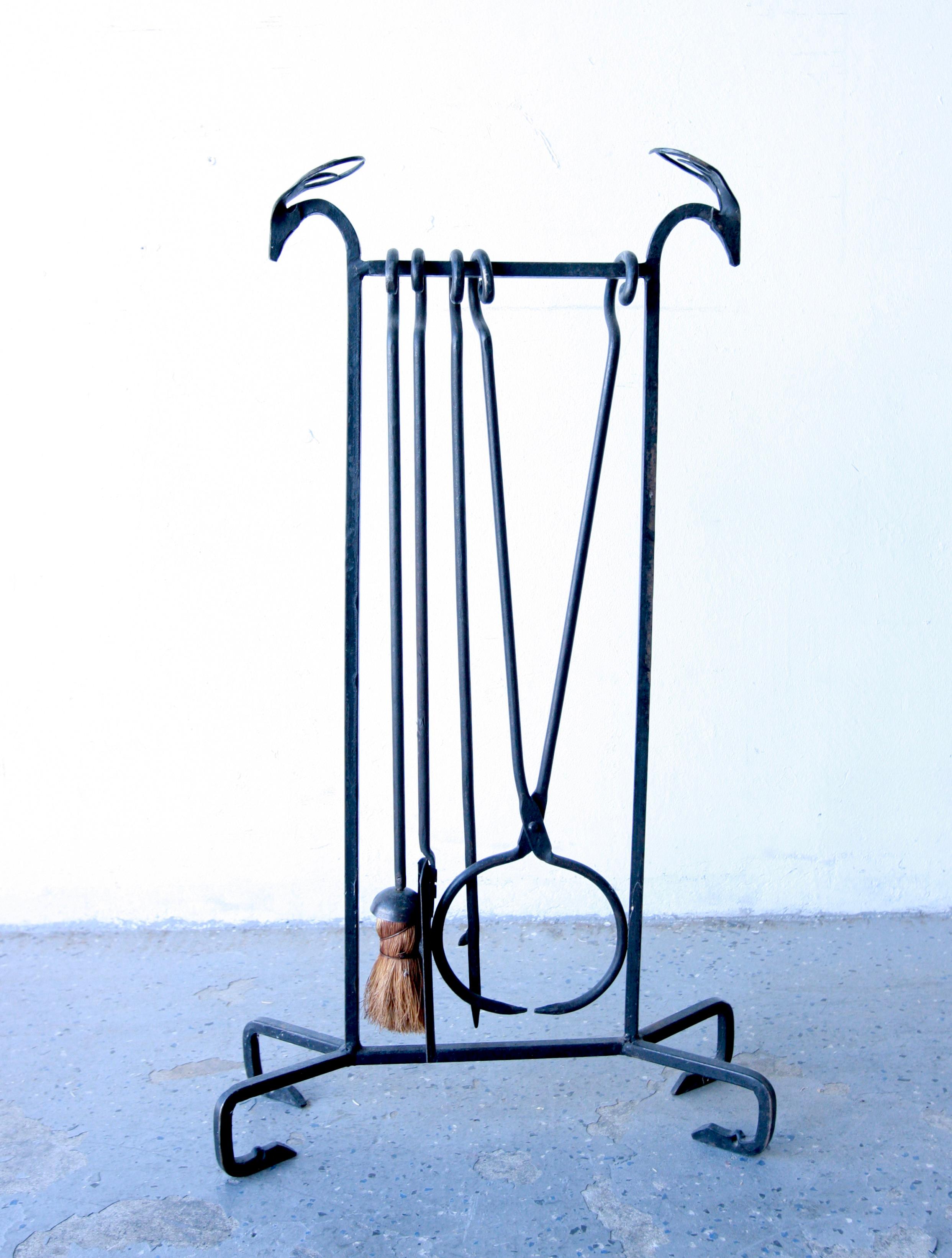 Fer forgé Antilope vintage des années 1940  Outils de cheminée style Edouard Schenck en vente
