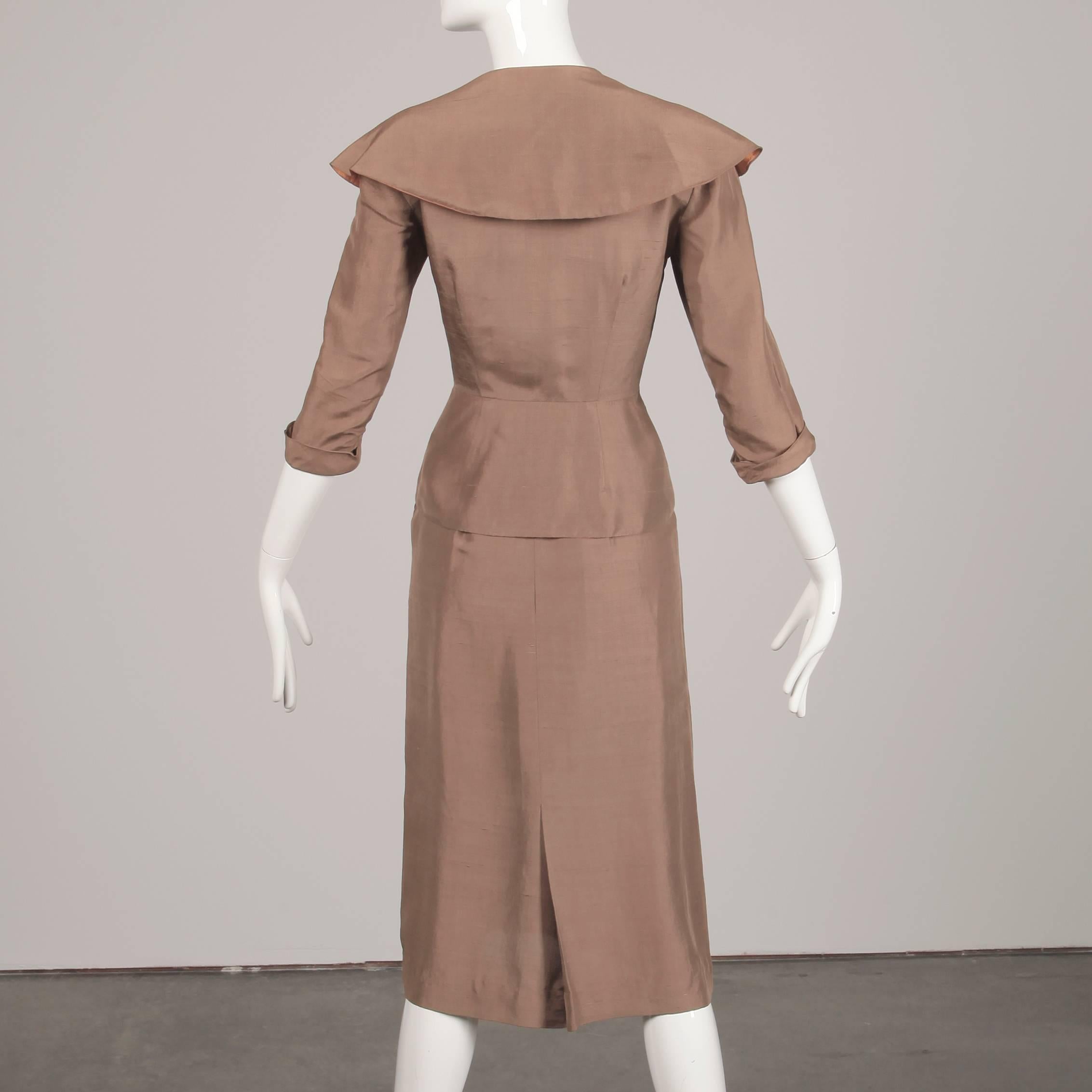 1940er Jahre Vintage Asymmetrisches 2-teiliges Seidenanzug-Ensemble für Damen in Beige, Jacke + Rock im Angebot 2