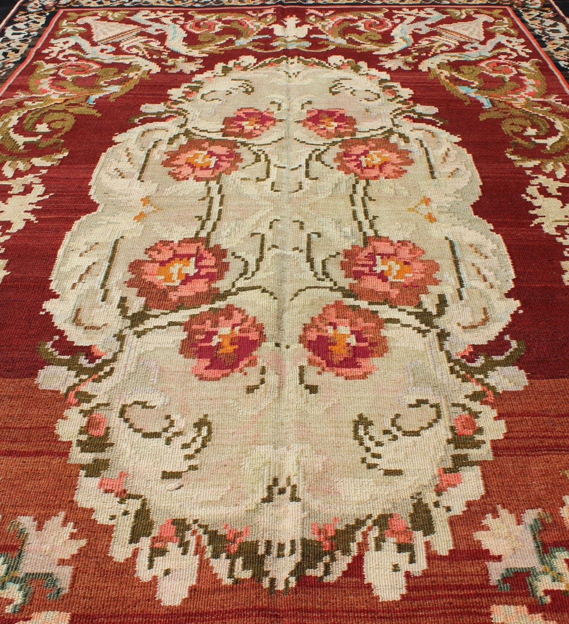 tapis Kilim Bessarabian vintage des années 1940 aux couleurs profondes et brillantes. Tapis/ Kb-H--401-13, Pays/ Europe de l'Est tissage plat
Ce magnifique Kilim a été fabriqué en Europe de l'Est dans le style bessarabien. Tapis kilim vintage