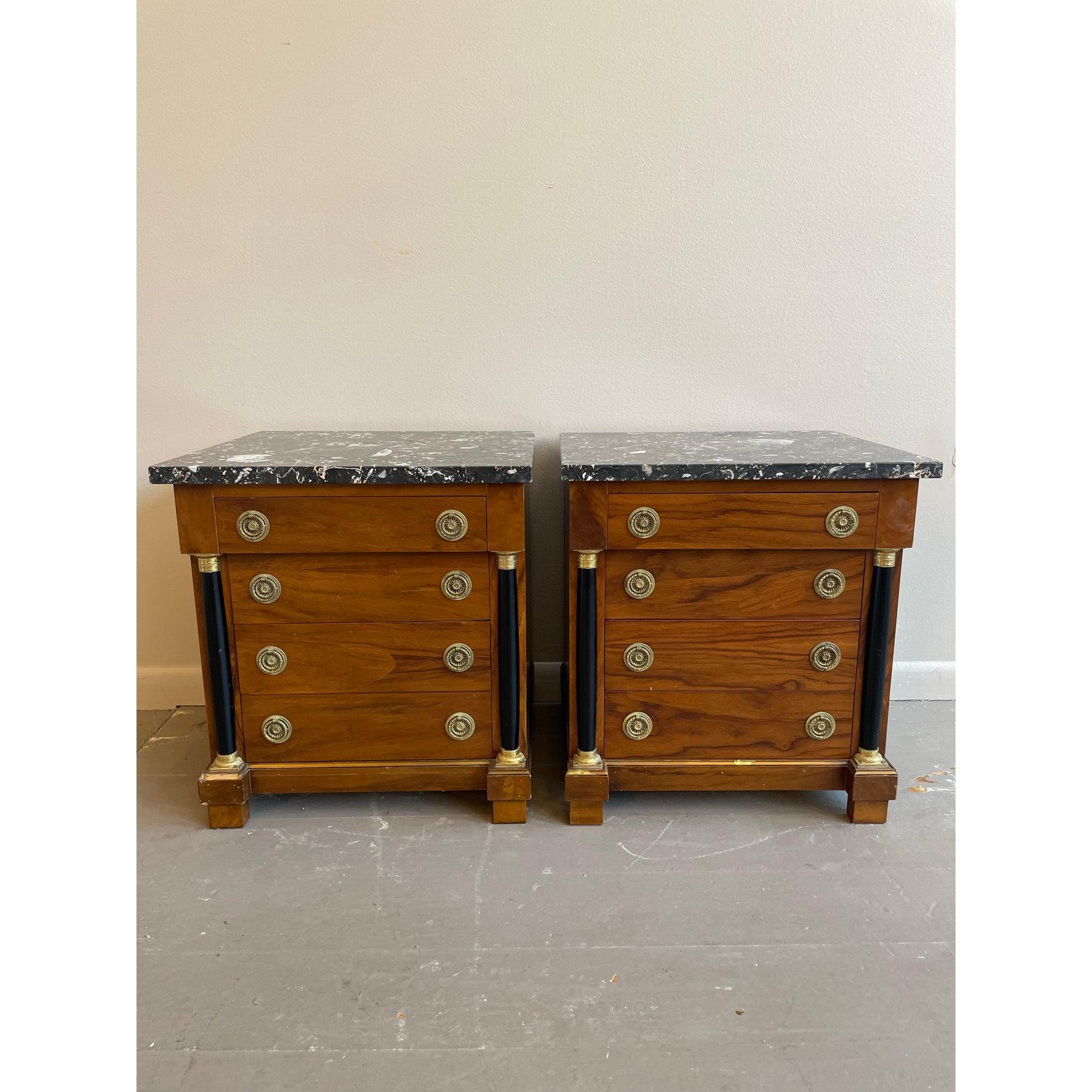 Paire de tables de nuit en noyer Biedermeier des années 1940 avec dessus en marbre Nero Portoro en vente 4