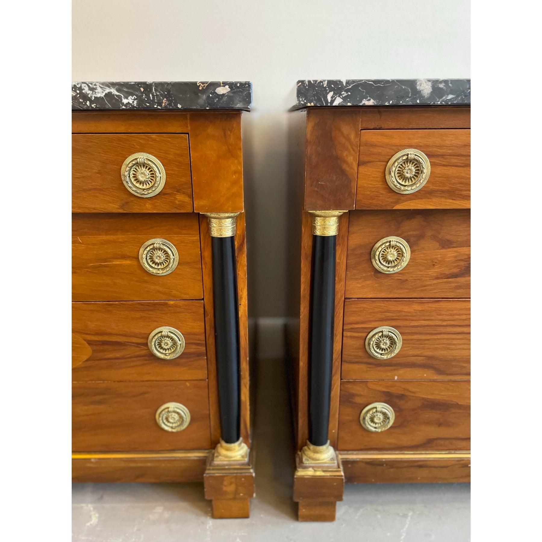 Adorable paire de tables de nuit anciennes en grande qualité vintage. Les tiroirs sont adorables et toujours tapissés de papier de contact. Les plateaux en marbre Nero Portoro sont amovibles, mais pourquoi le voudriez-vous ?

Ils sont minuscules !