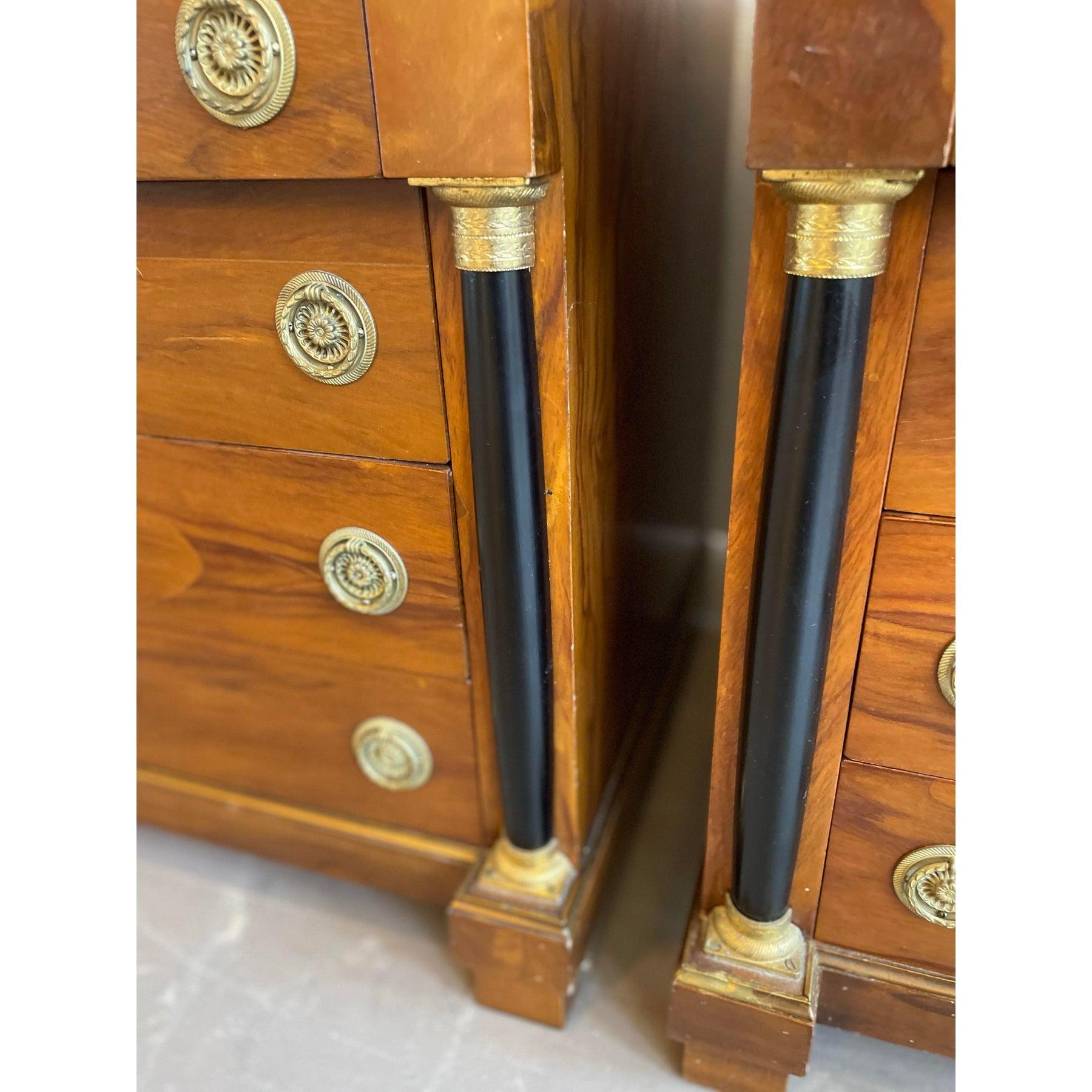 Mid-Century Modern Paire de tables de nuit en noyer Biedermeier des années 1940 avec dessus en marbre Nero Portoro en vente