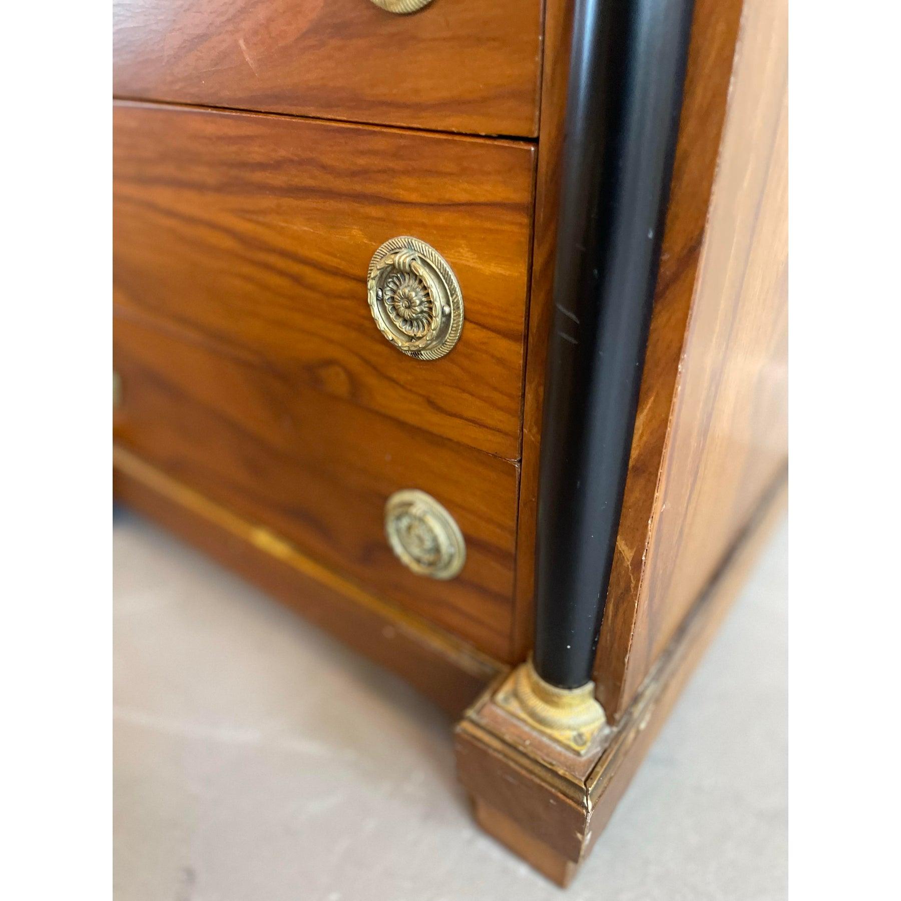 Paire de tables de nuit en noyer Biedermeier des années 1940 avec dessus en marbre Nero Portoro Bon état - En vente à Chicago, IL