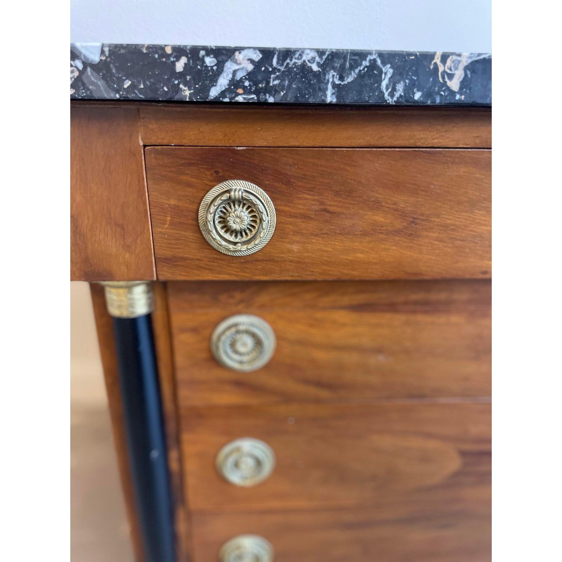 Milieu du XXe siècle Paire de tables de nuit en noyer Biedermeier des années 1940 avec dessus en marbre Nero Portoro en vente