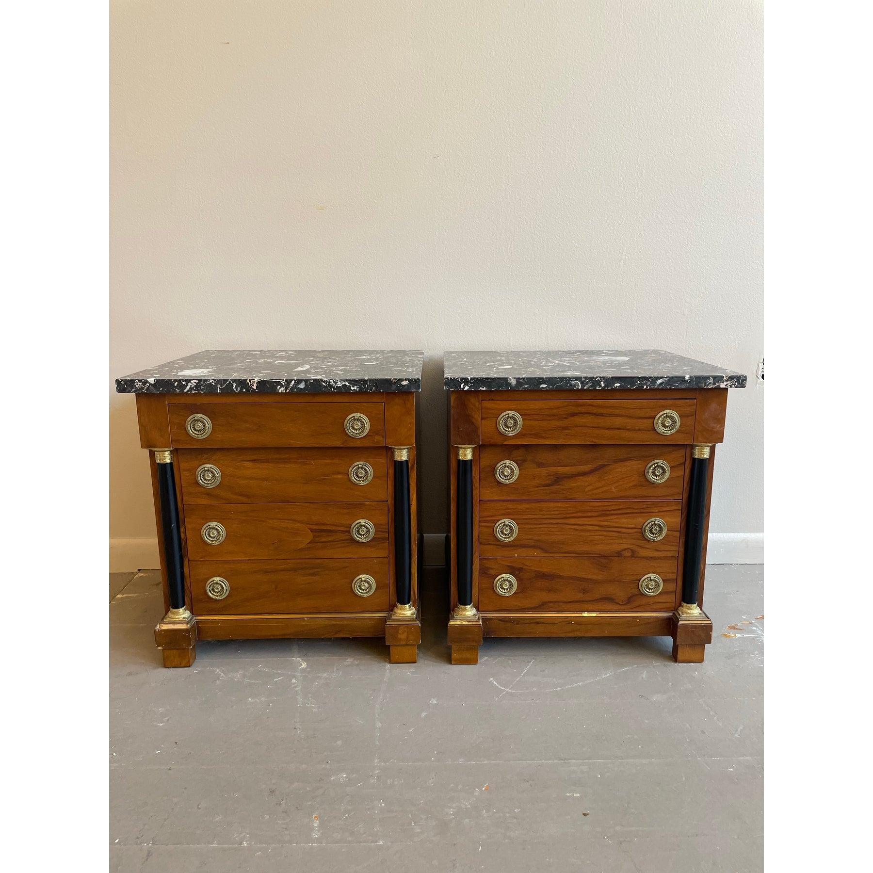 Marbre Paire de tables de nuit en noyer Biedermeier des années 1940 avec dessus en marbre Nero Portoro en vente