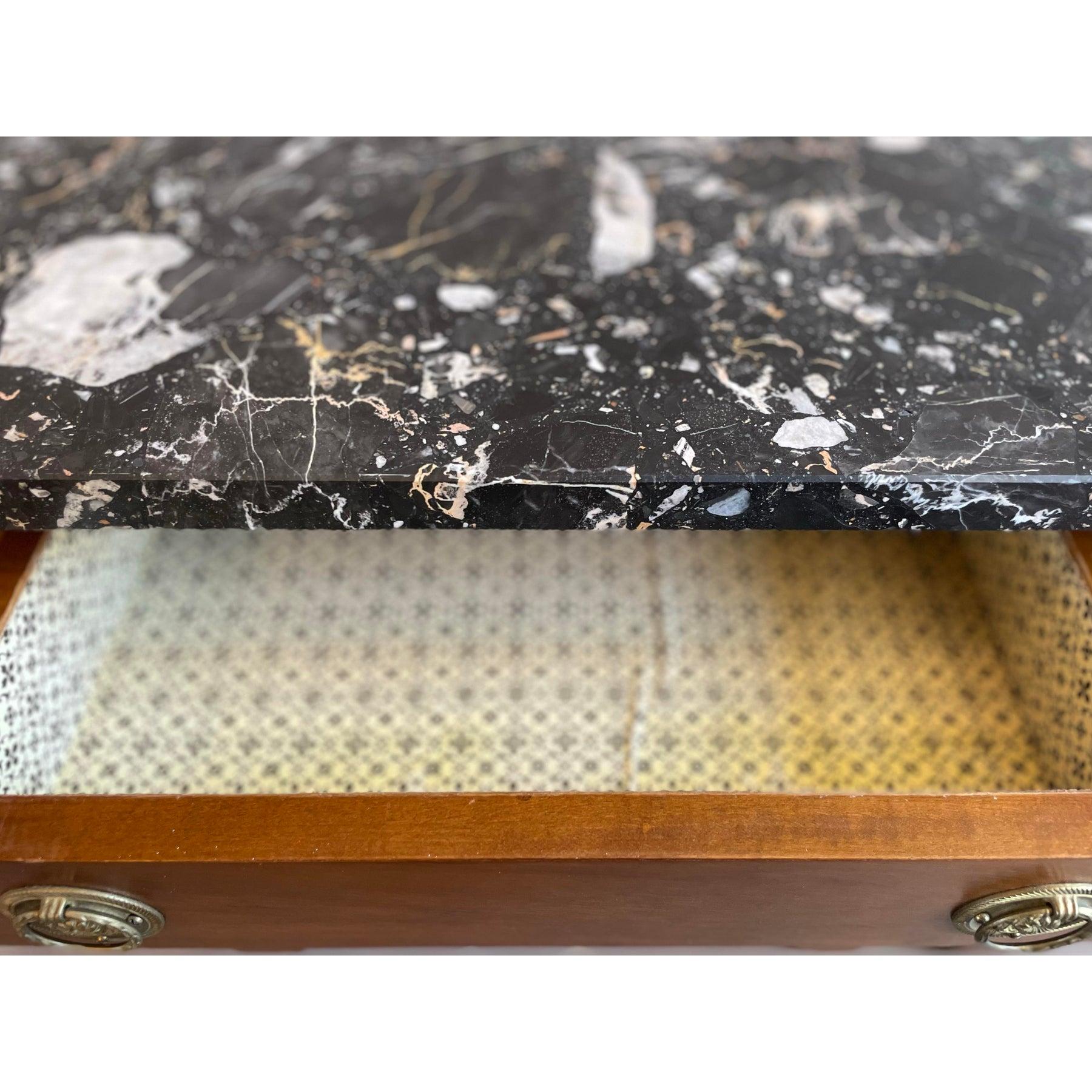 Paire de tables de nuit en noyer Biedermeier des années 1940 avec dessus en marbre Nero Portoro en vente 1