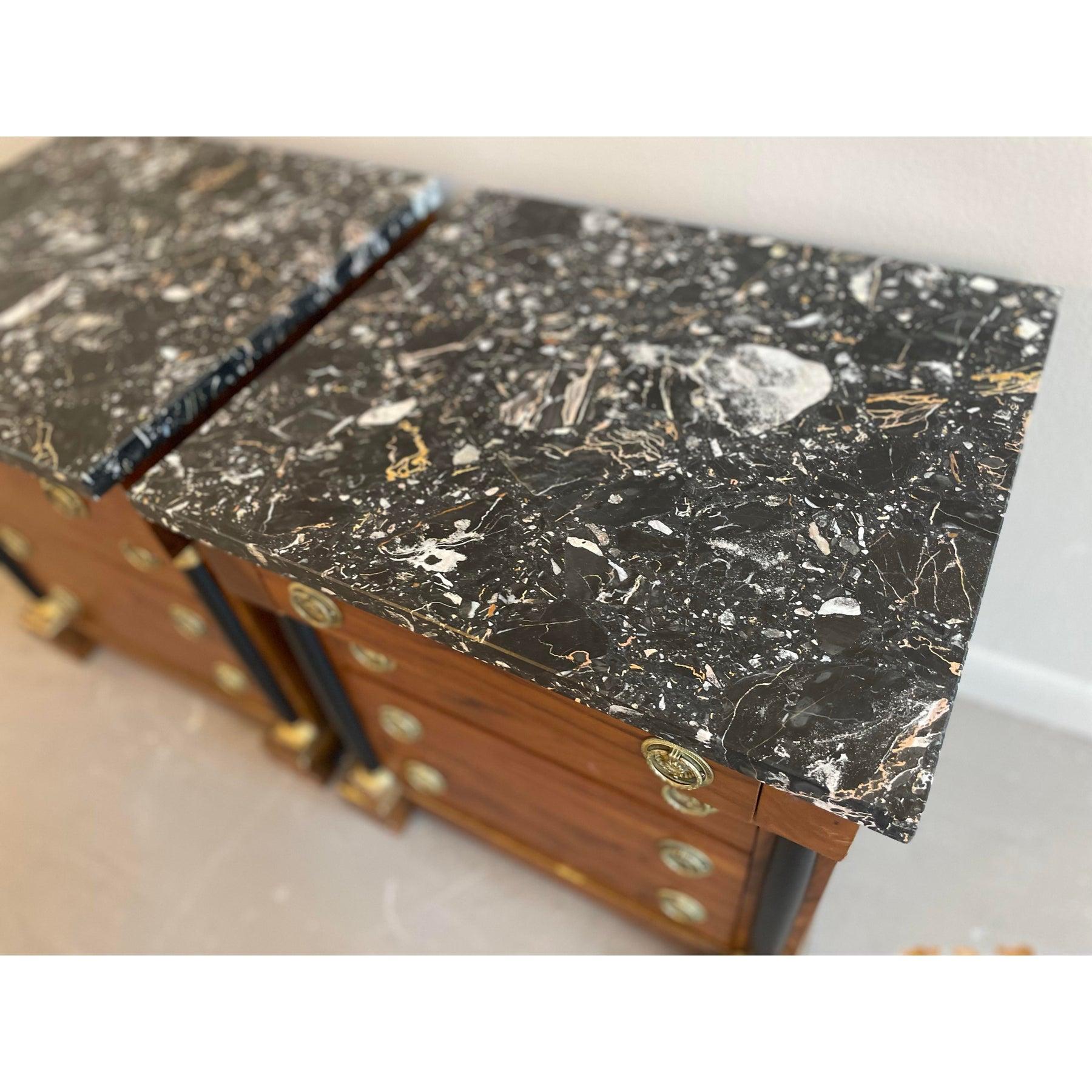 Paire de tables de nuit en noyer Biedermeier des années 1940 avec dessus en marbre Nero Portoro en vente 2