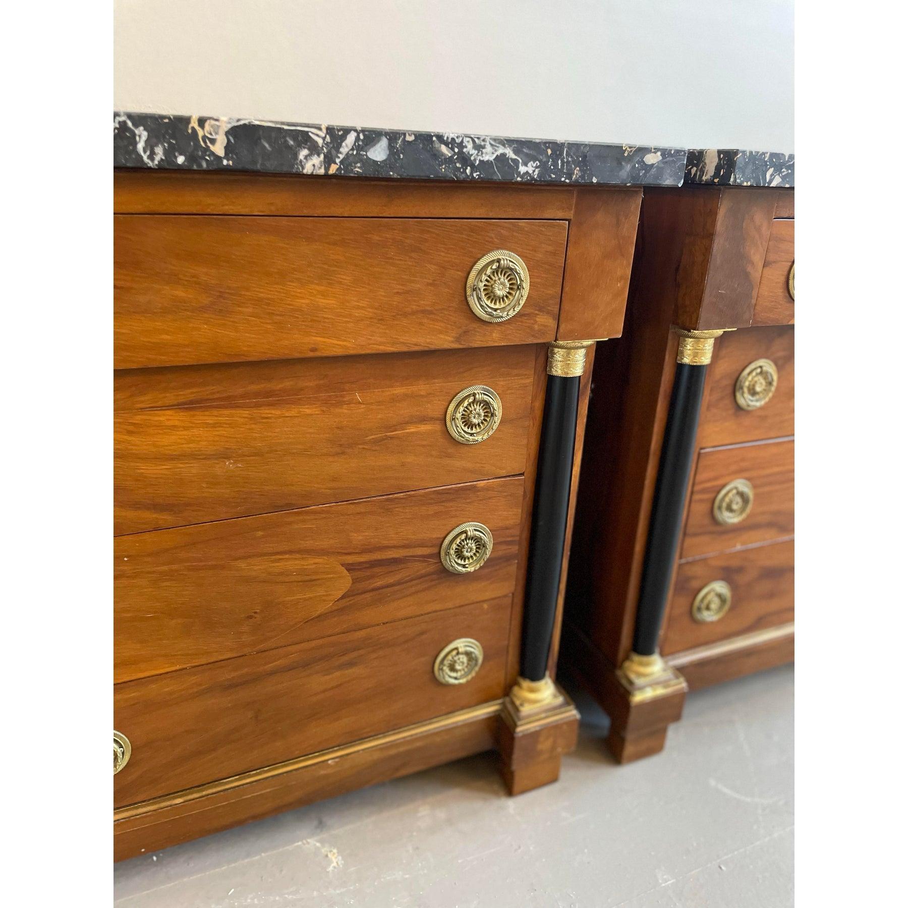 Paire de tables de nuit en noyer Biedermeier des années 1940 avec dessus en marbre Nero Portoro en vente 3