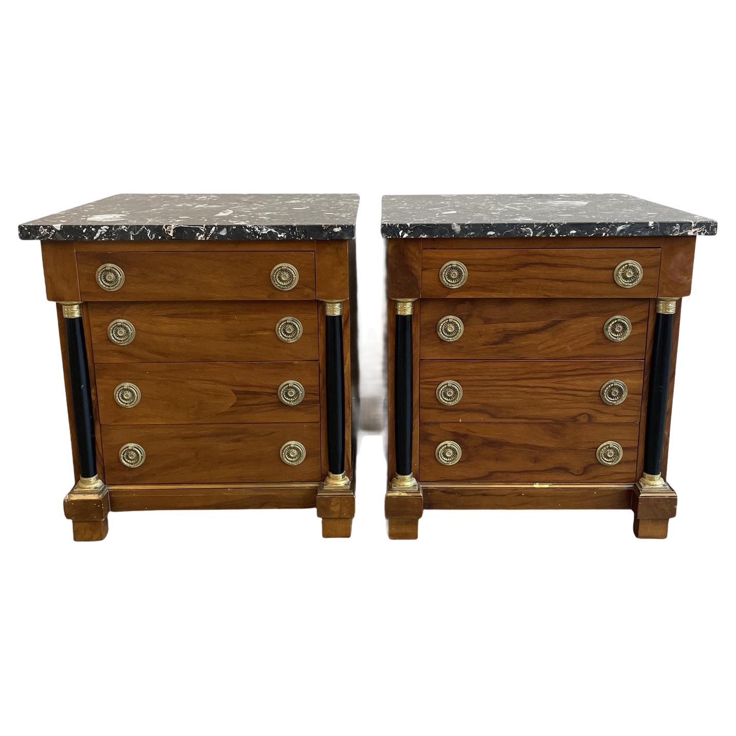 Paire de tables de nuit en noyer Biedermeier des années 1940 avec dessus en marbre Nero Portoro en vente