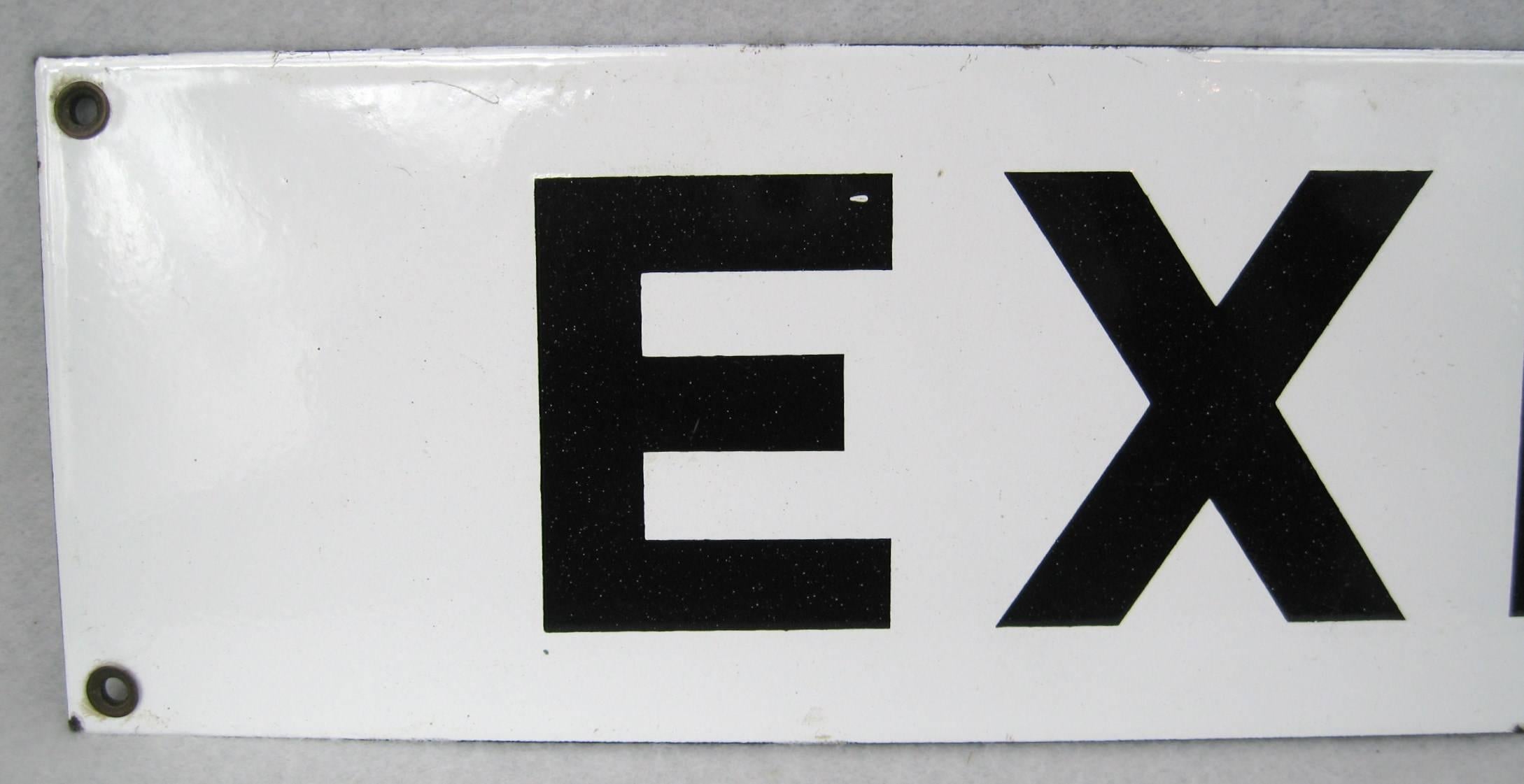Bellissimo cartello EXIT in porcellana degli anni '40. Misura: 18 pollici di lunghezza x 5 pollici.