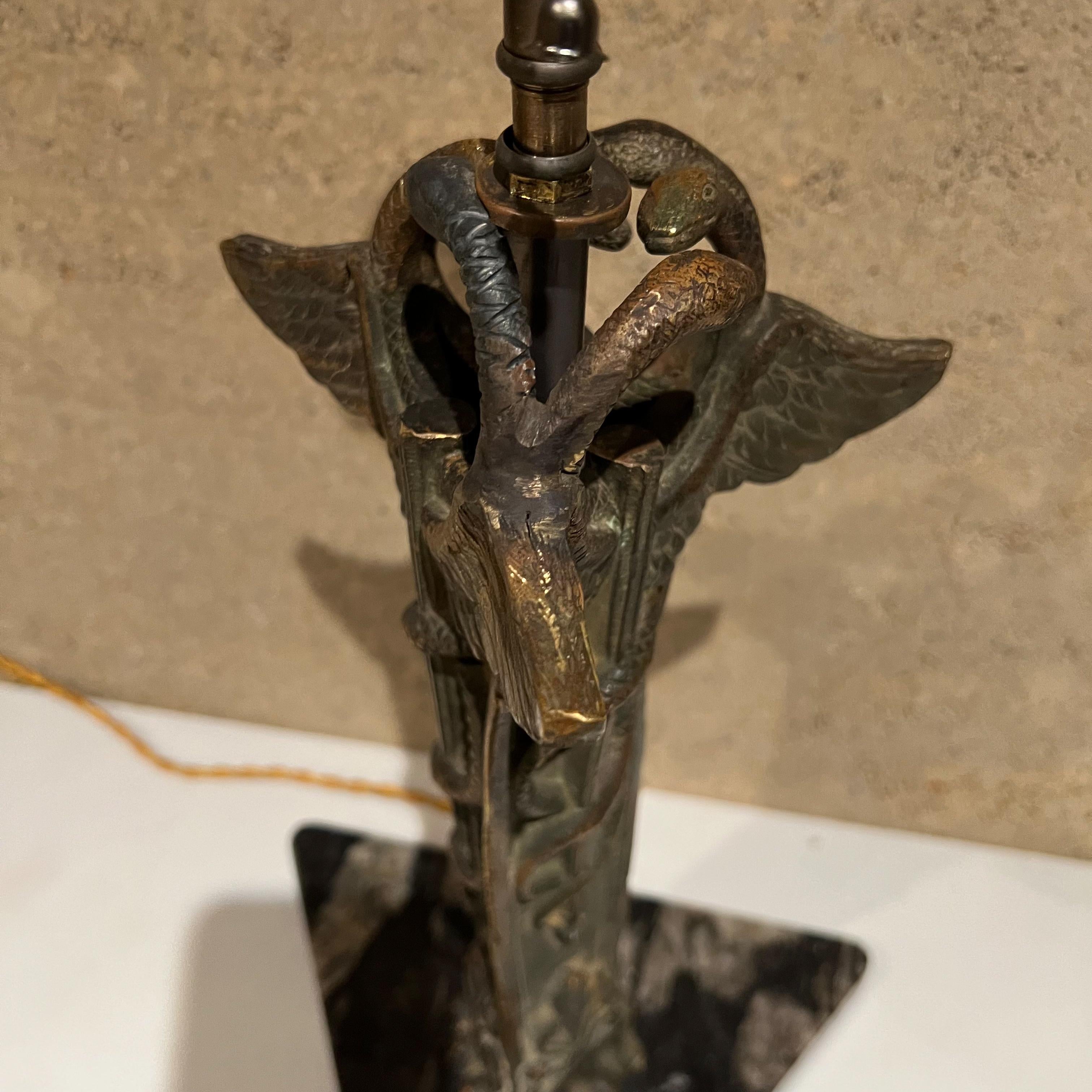 Ravissante lampe sculptée en bronze des années 1940, sculpture médicale de serpent caducée à base en marbre en vente 3