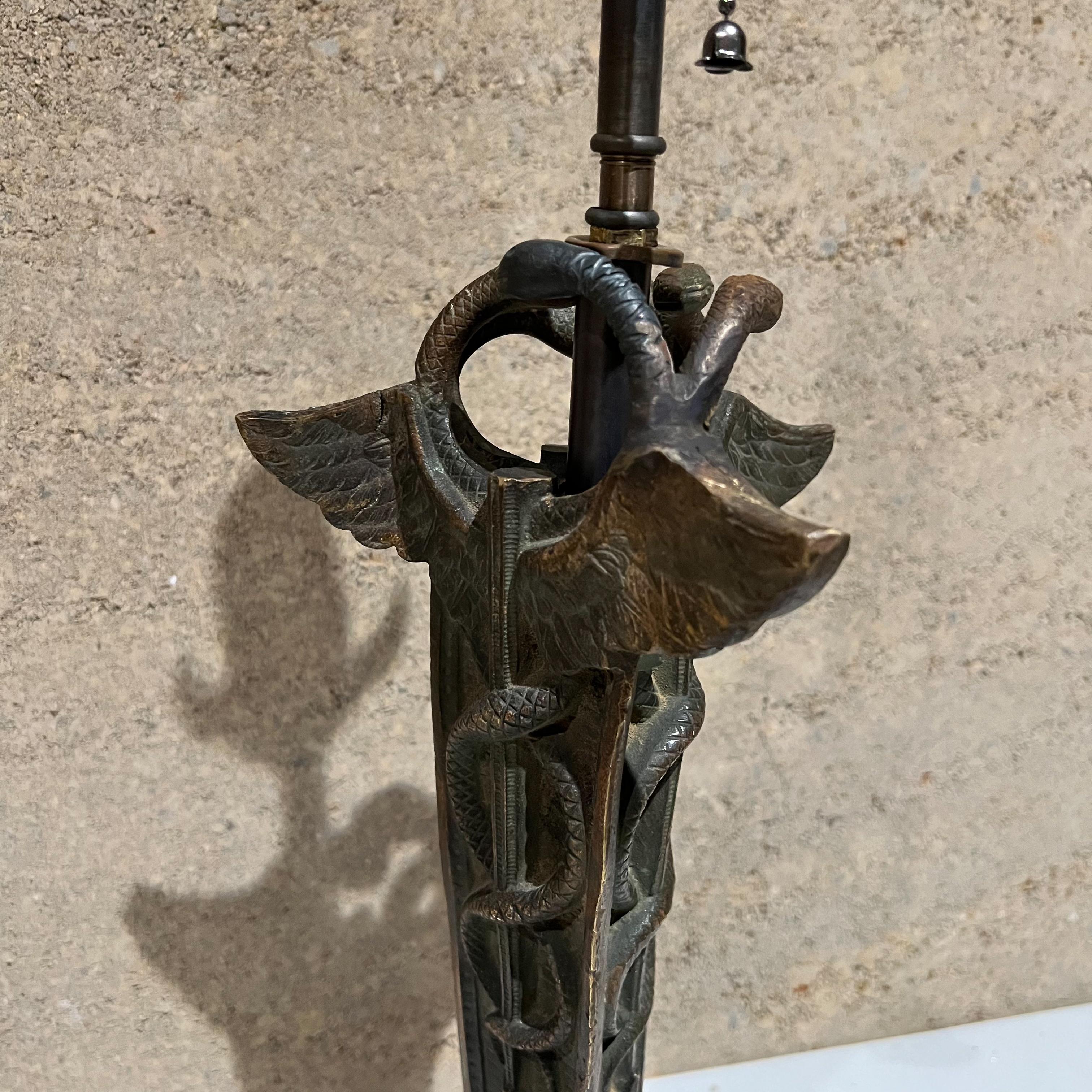 Ravissante lampe sculptée en bronze des années 1940, sculpture médicale de serpent caducée à base en marbre en vente 4