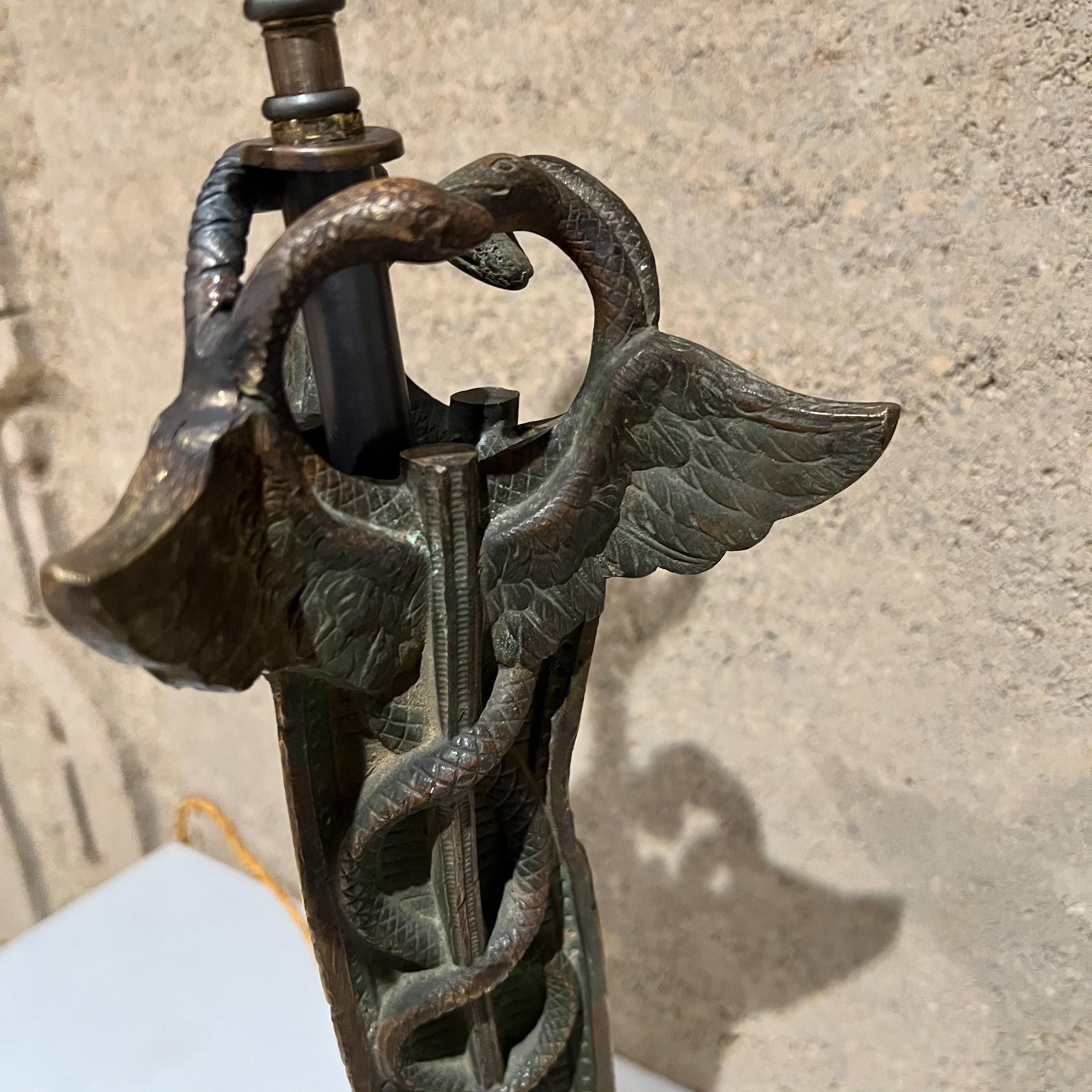 Ravissante lampe sculptée en bronze des années 1940, sculpture médicale de serpent caducée à base en marbre en vente 5