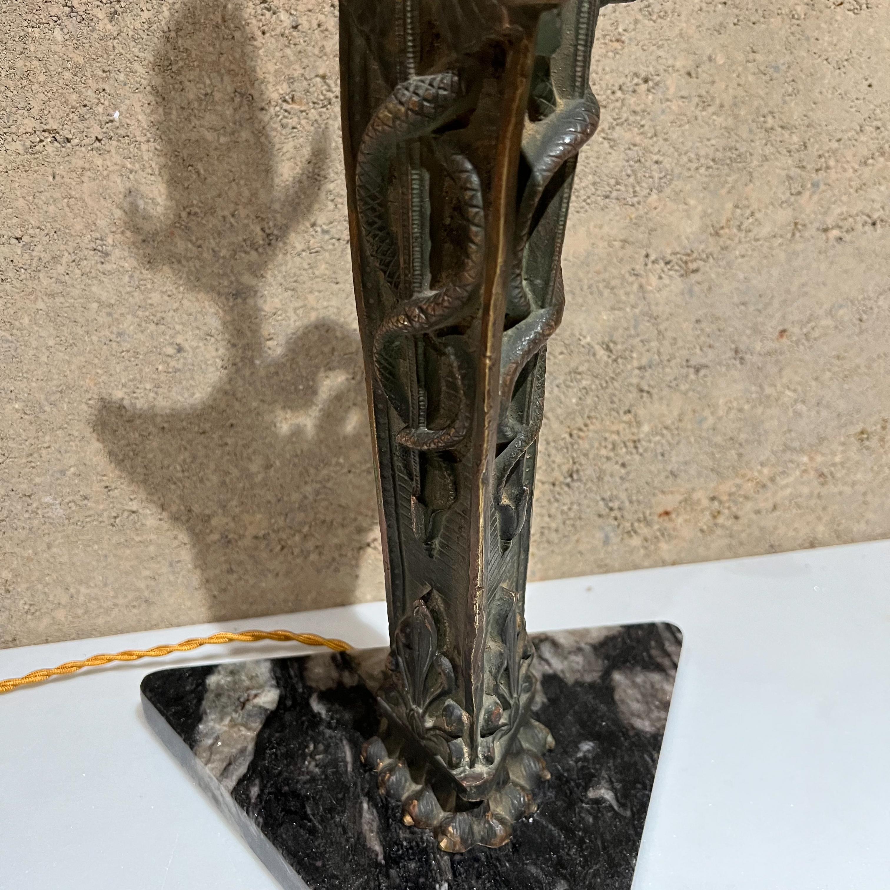Ravissante lampe sculptée en bronze des années 1940, sculpture médicale de serpent caducée à base en marbre en vente 6
