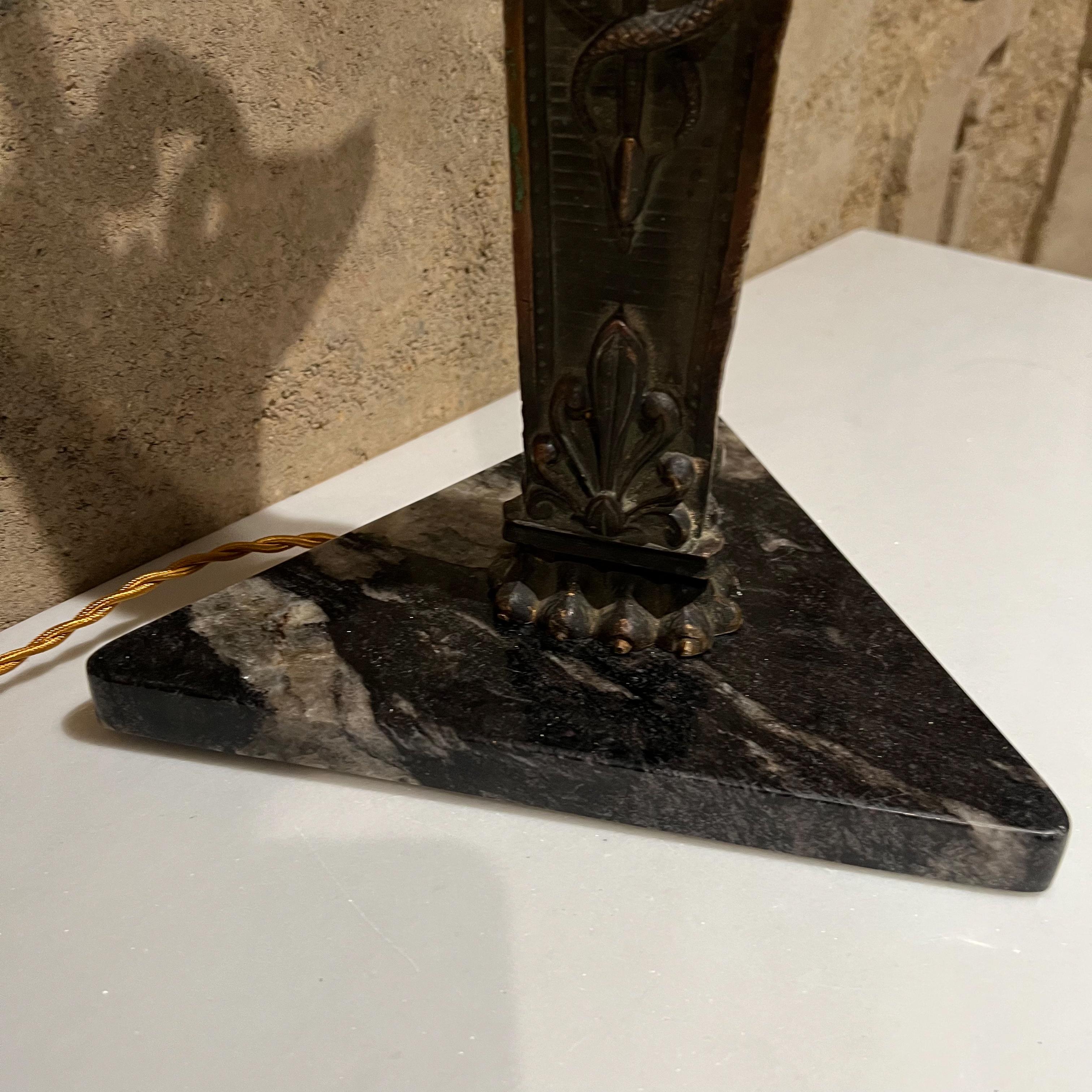 Milieu du XXe siècle Ravissante lampe sculptée en bronze des années 1940, sculpture médicale de serpent caducée à base en marbre en vente