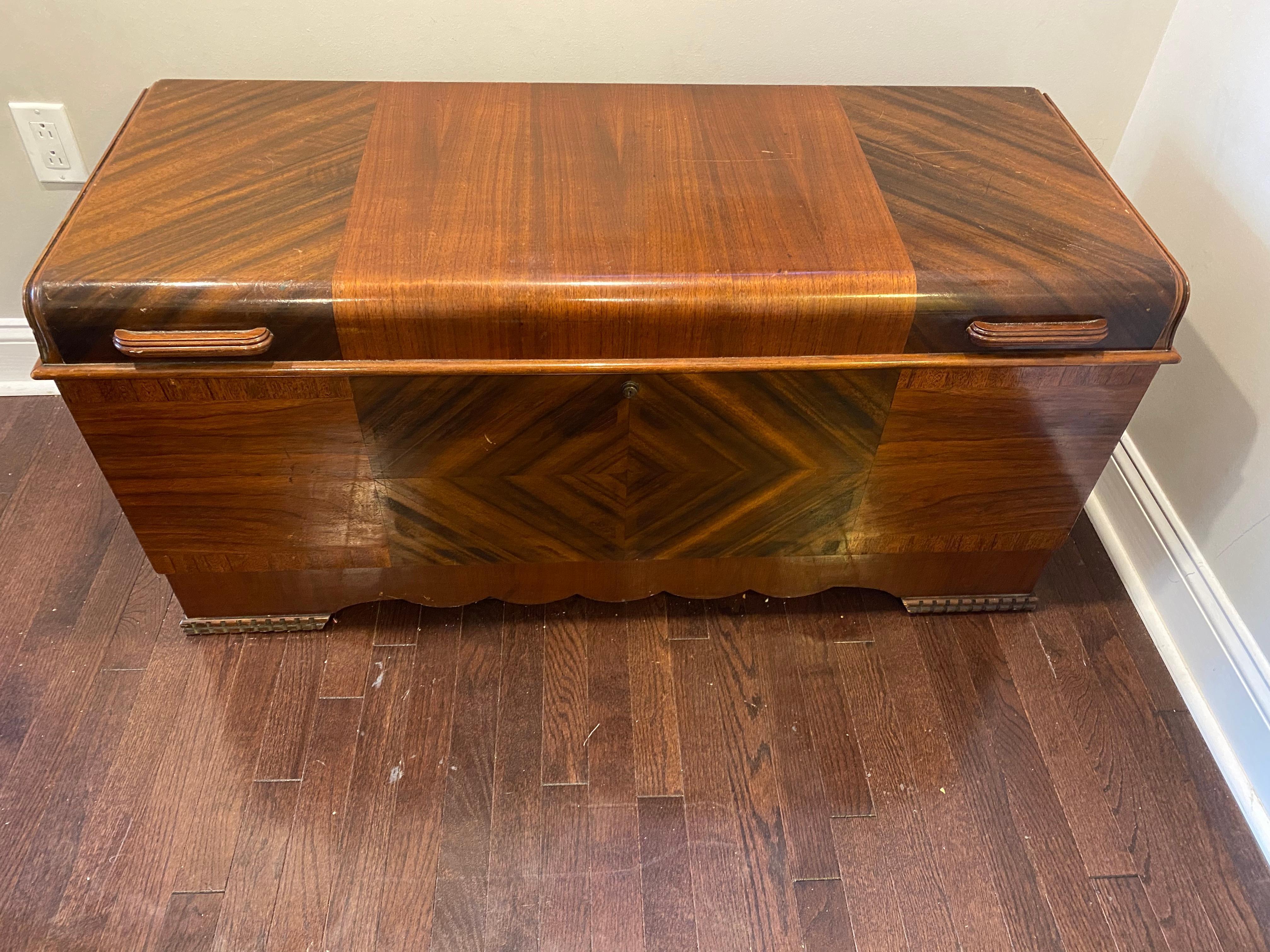 1940s vintage cedar chest, made by Lane, Altavista, VA. Beautiful “waterfall” Art Deco design with two-tone wood marquetry. Interior is lined with cedar and contains automatic tray lined with green felt. Style No. 481753, Serial No. 048110.