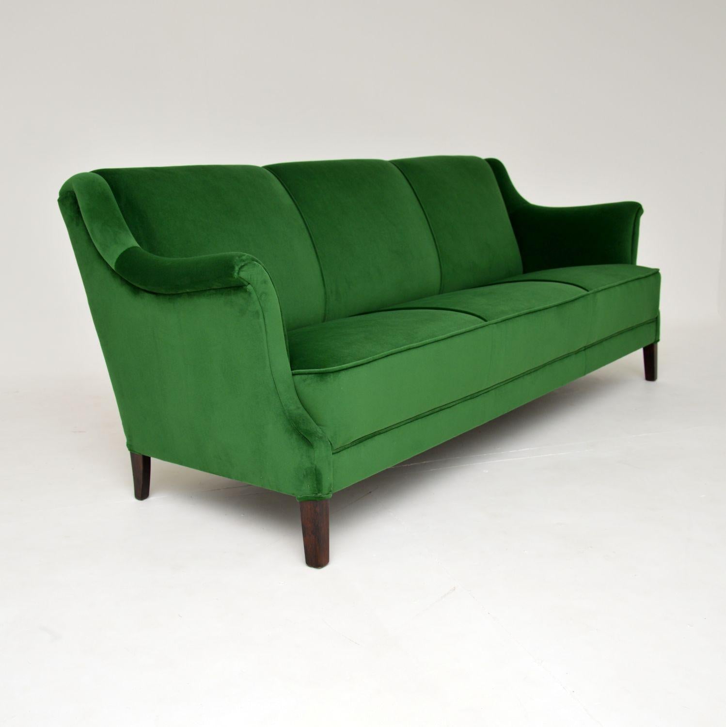 1940's Vintage Danish Green Velvet Cocktail Sofa In Good Condition In London, GB